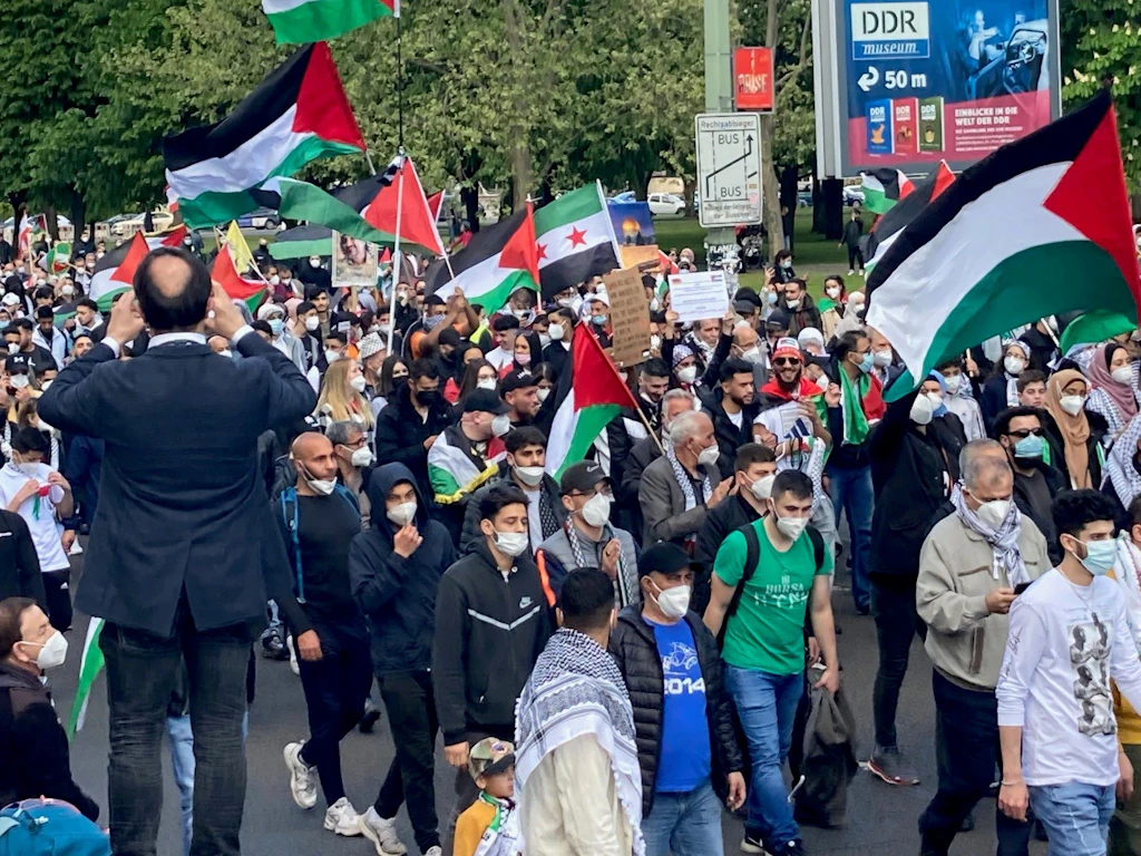 Pfingsten in Berlin: Ein Fest für Israel-Hasser und „Querdenker“
