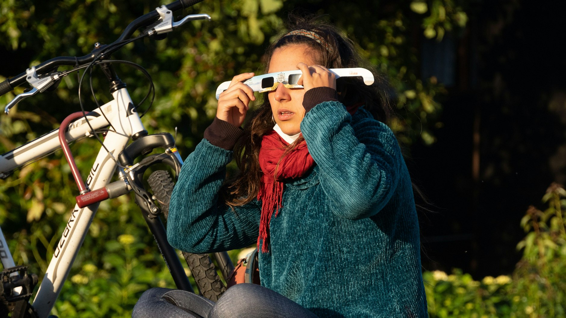 Niemals direkt in die Sonne sehen, schon gar nicht mit einem Fernglas oder Teleskop ohne spezielle Sonnenfilter.