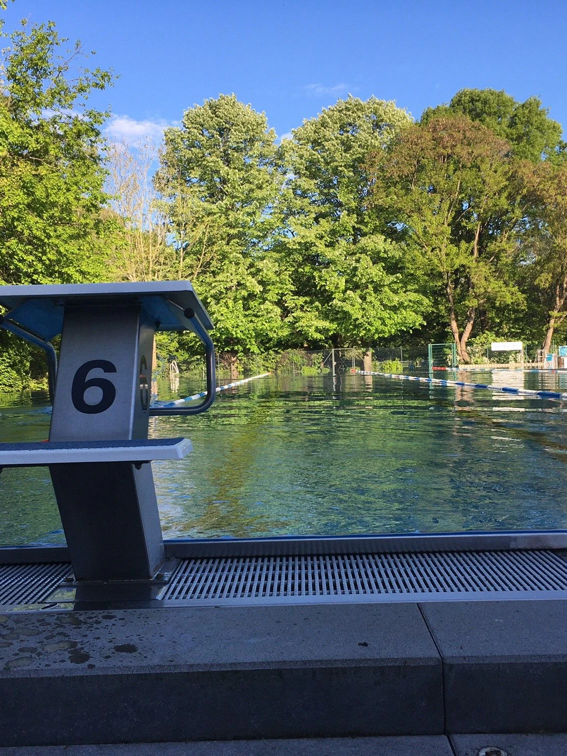 In drei Bahnen ist das Mehrzweckbecken unterteilt. Rempeleien sind selten geworden.