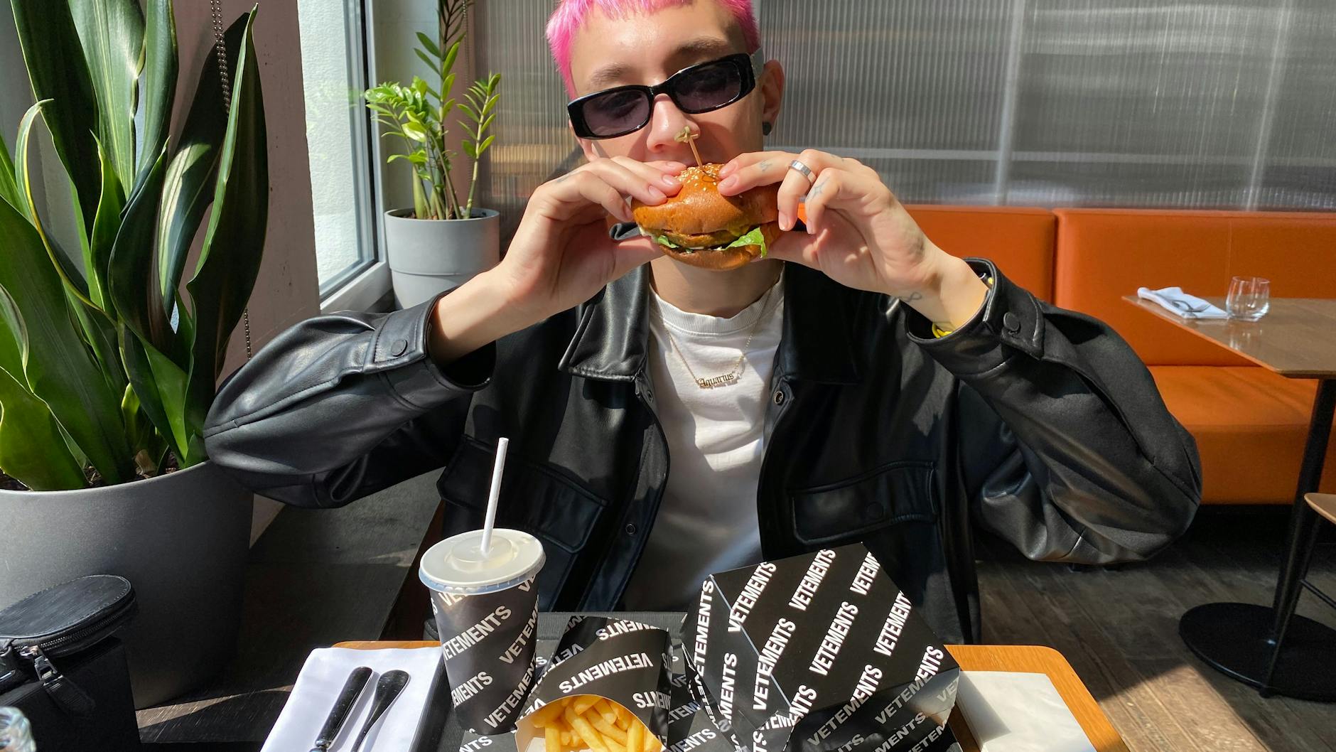 Meanwhile in Moscow: Artur Miller, Influencer und Fotomodell, hat den Vetements-Burger schon probiert.