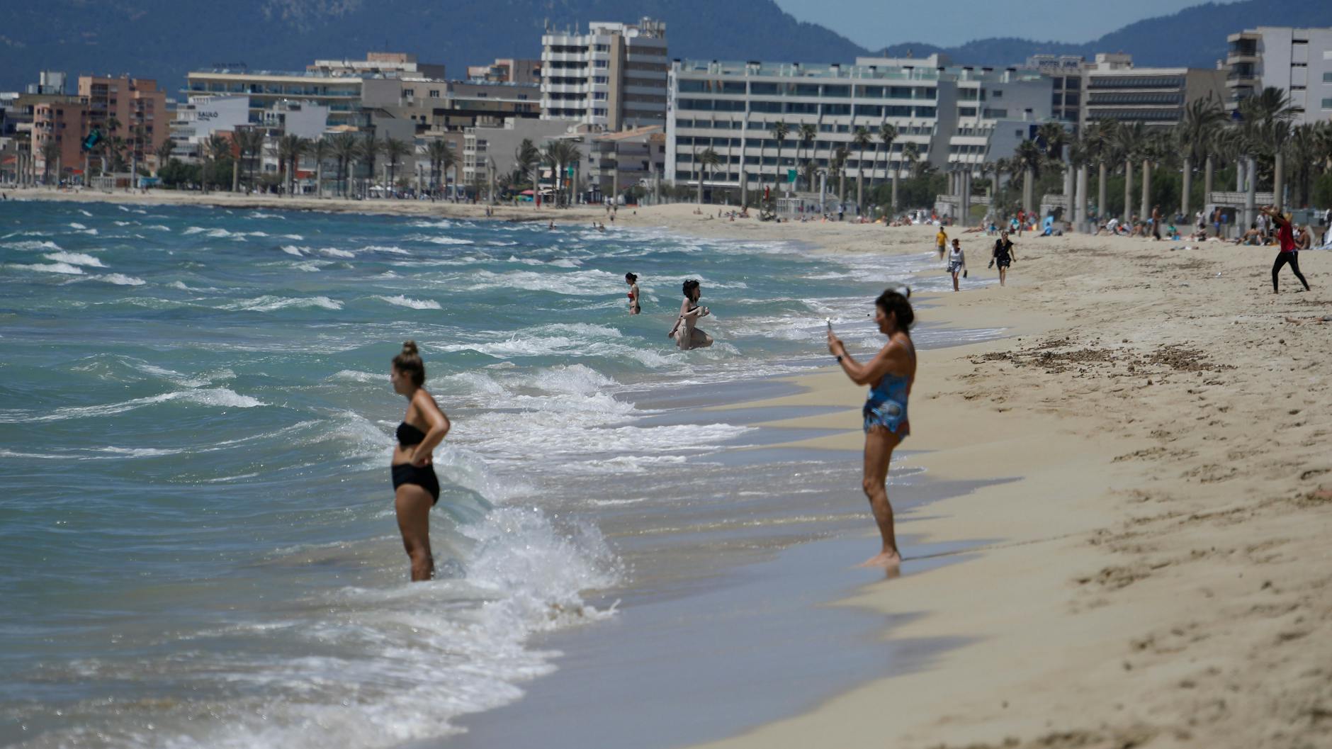 Palma: Menschen gehen am Strand von Arenal schwimmen. 