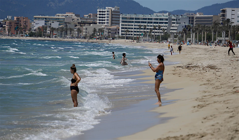Palma: Menschen gehen am Strand von Arenal schwimmen.&nbsp;