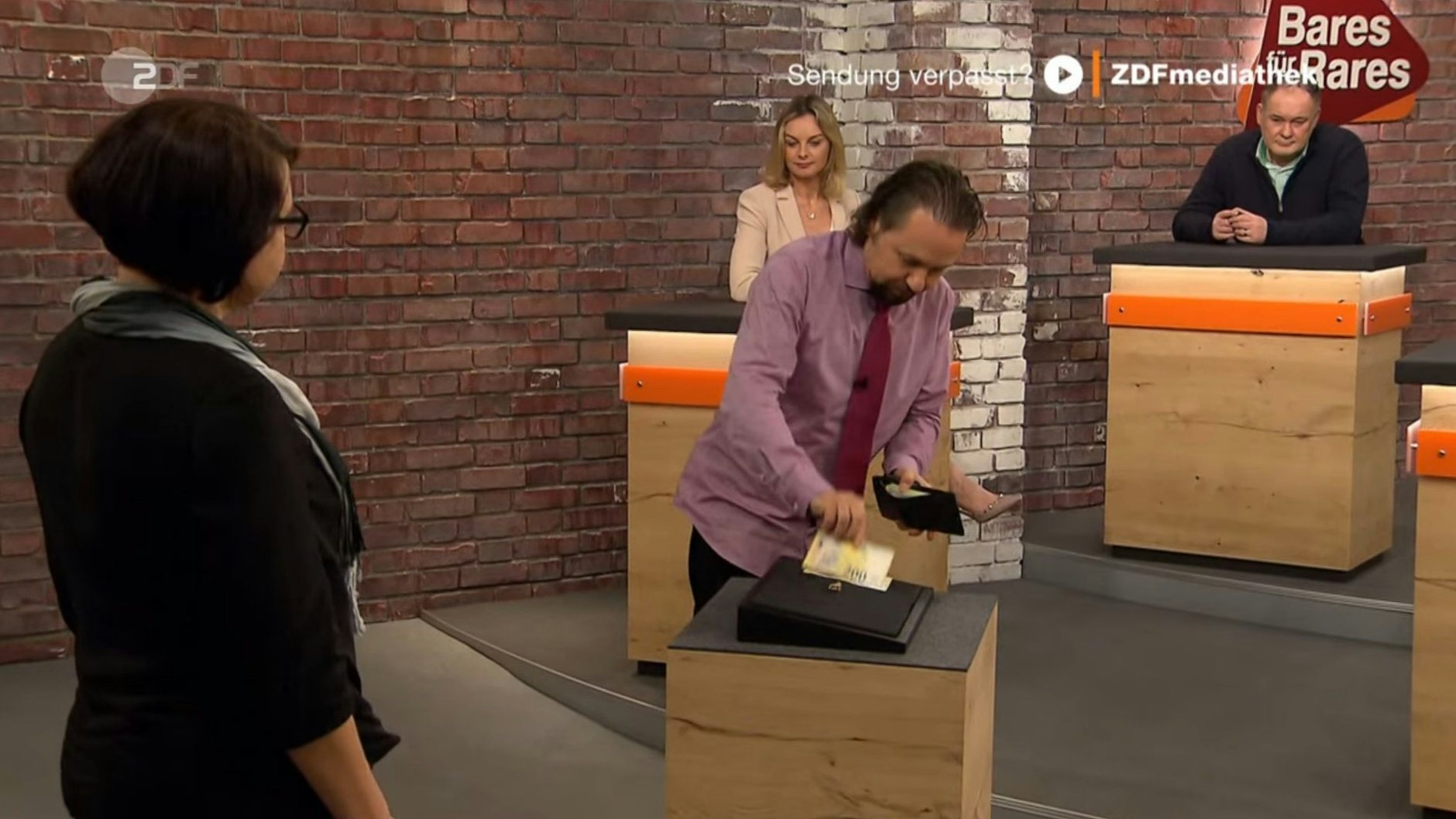 „Bares für Rares“-Händler Wolfgang Pauritsch bietet am meisten für den Saphir-Ring.