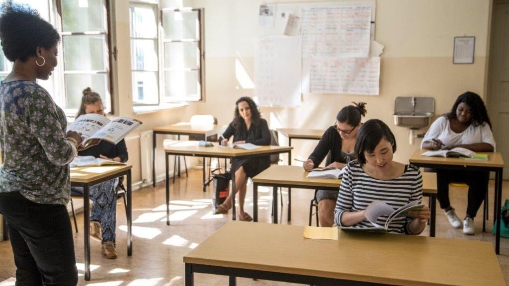 Gemeinsam lernen: Ein Sprachkurs in der Volkshochschule in Mitte