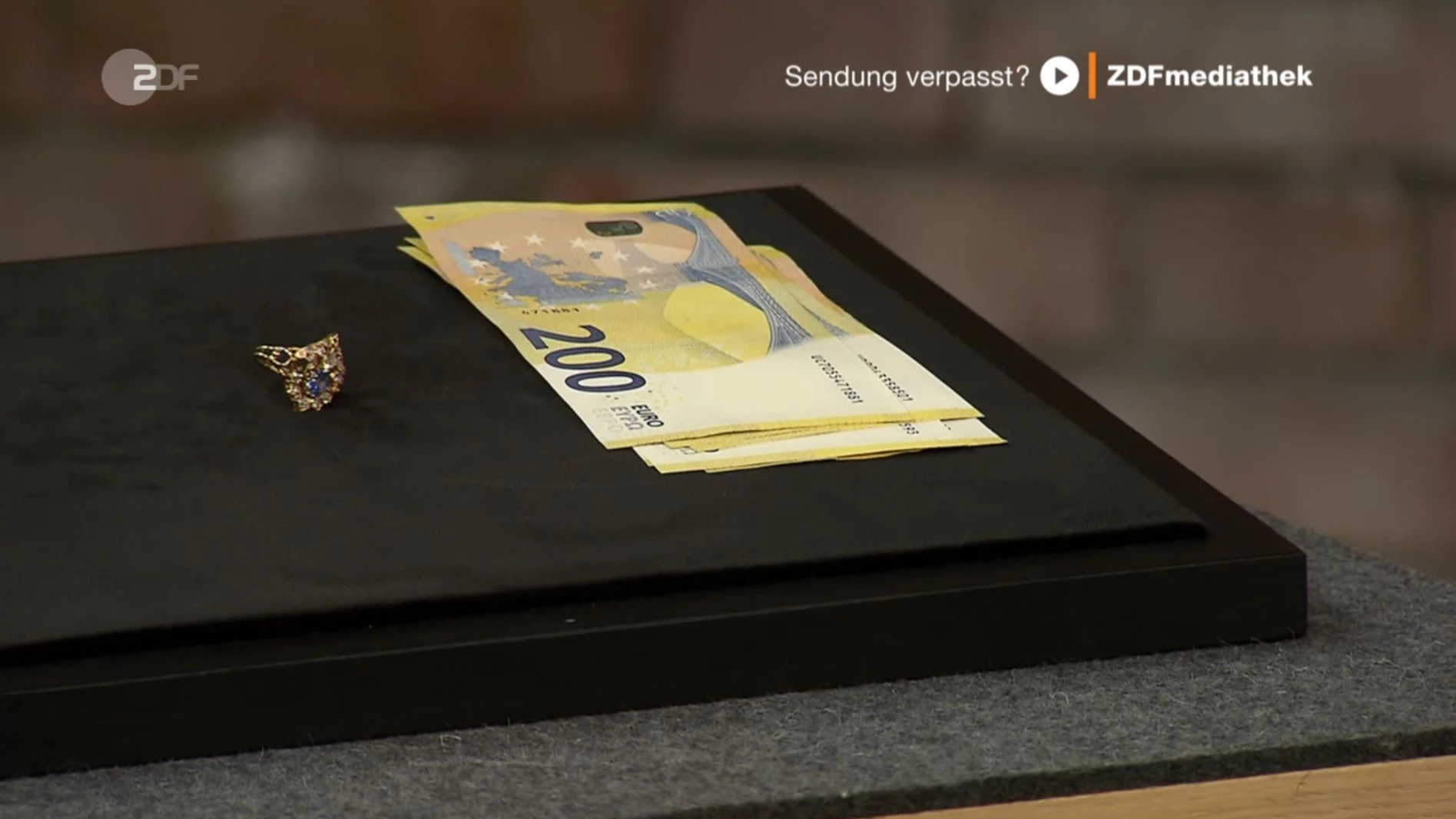 1300 Euro bringt der Saphir-Ring im&nbsp;„Bares für Rares“-Verkaufsraum.