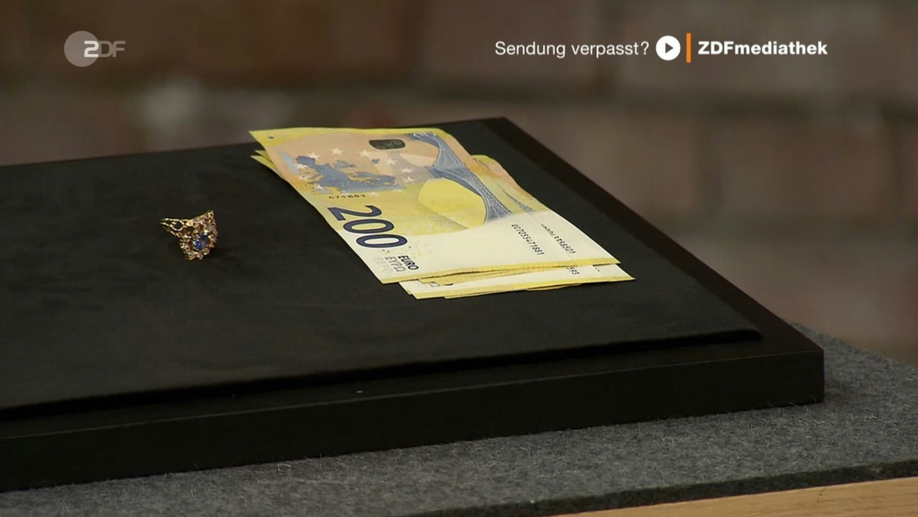 1300 Euro bringt der Saphir-Ring im&nbsp;„Bares für Rares“-Verkaufsraum.