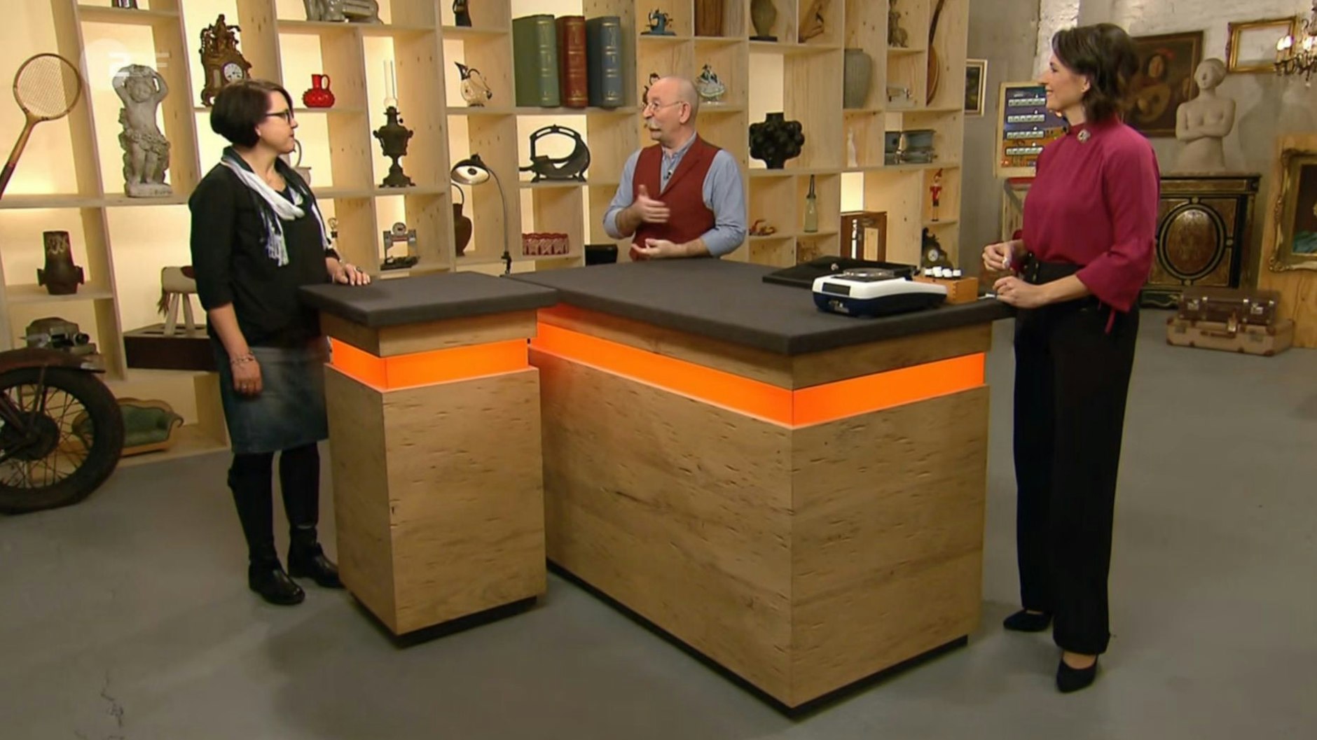 „Bares für Rares“-Expertin Wendelar Horz begutachtet den Saphir-Ring in der Expertise.