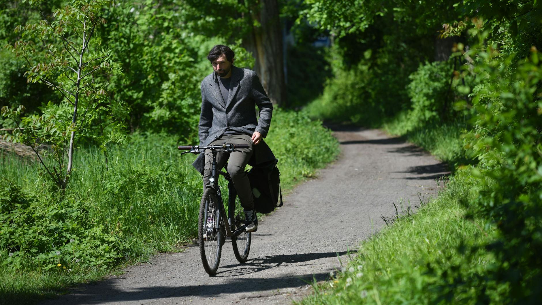 Grüne Idylle: Schon heute kann man am Südufer der Spree in Charlottenburg radeln. Doch der Weg ist vielerorts schmal und sandig. Das soll sich ändern – im Jahr 2023. <br><br>