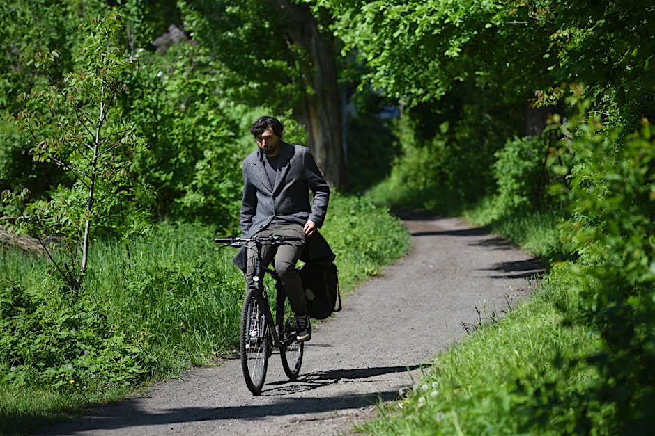 Grüne Idylle: Schon heute kann man am Südufer der Spree in Charlottenburg radeln. Doch der Weg ist vielerorts schmal und sandig. Das soll sich ändern – im Jahr 2023.  <br><br>
