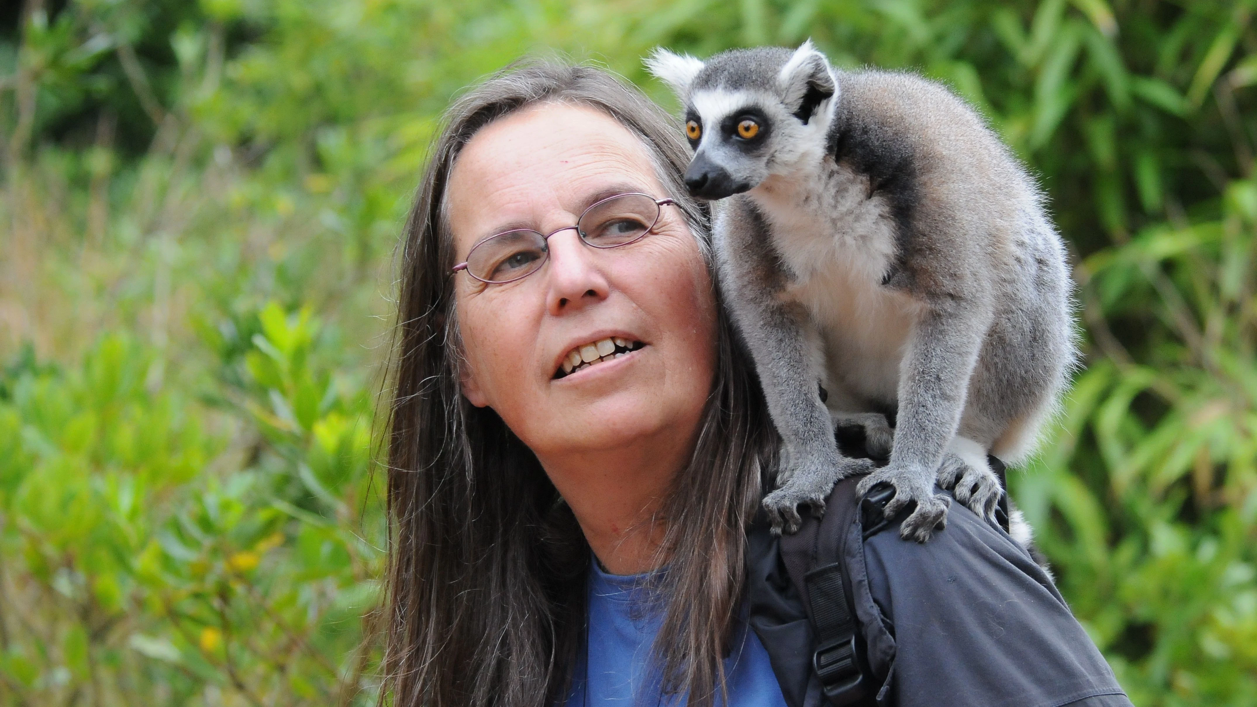Eisbär-Fan Ulrike Joerres (hier mit einem Lemuren) in einem französischen Zoo: Sie endreckte als Erste, dass Tonja und Wolodja Geschwister sein könnten.