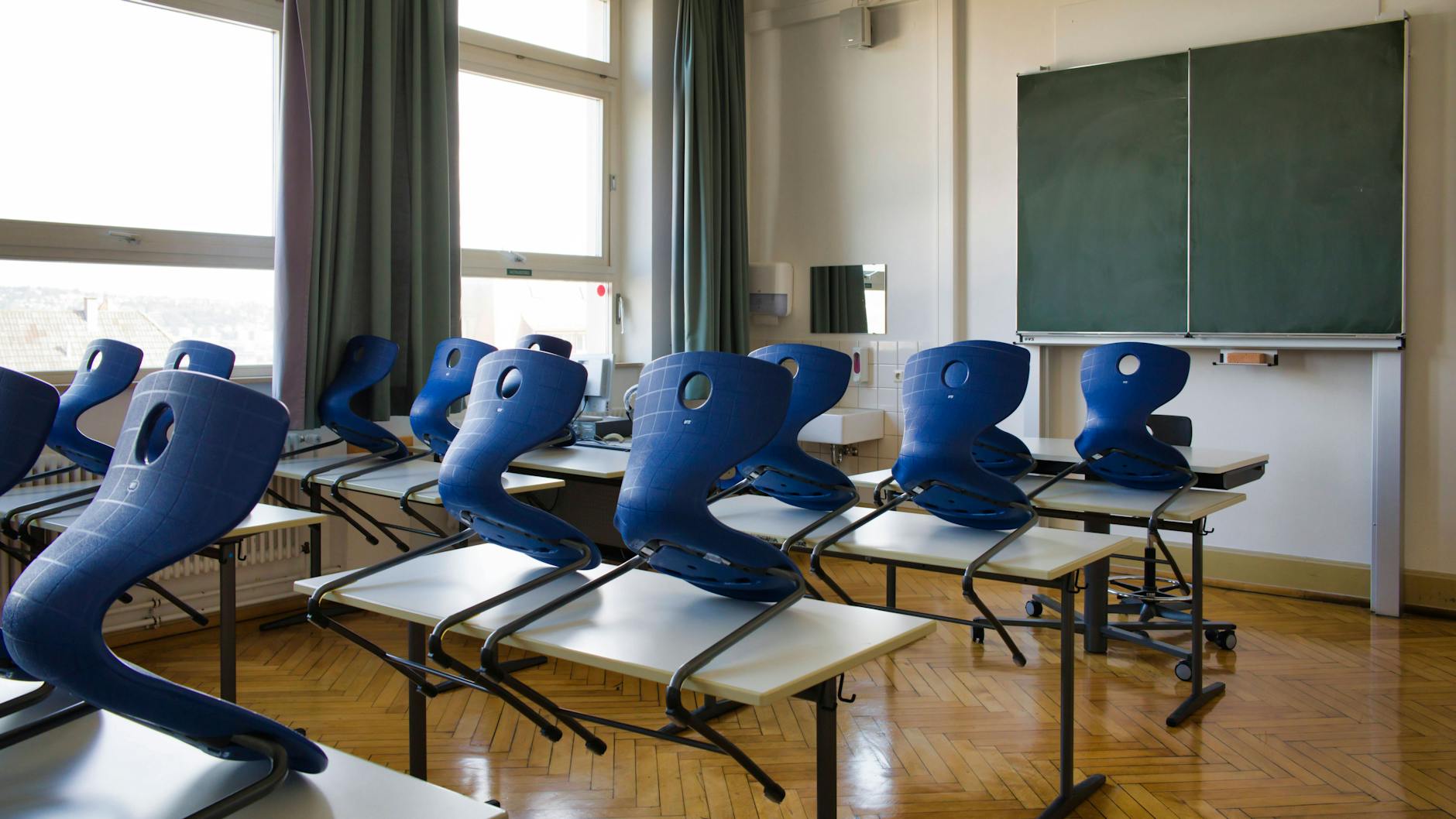 Keine Seltenheit mehr: leeres Klassenzimmer.