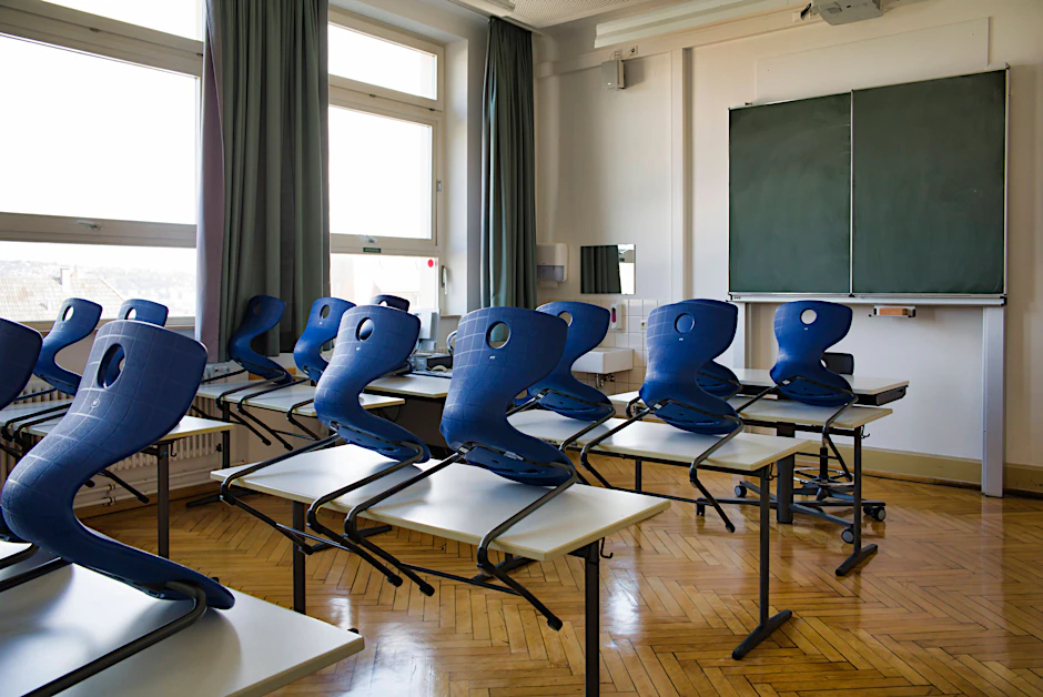 Keine Seltenheit mehr: leeres Klassenzimmer.