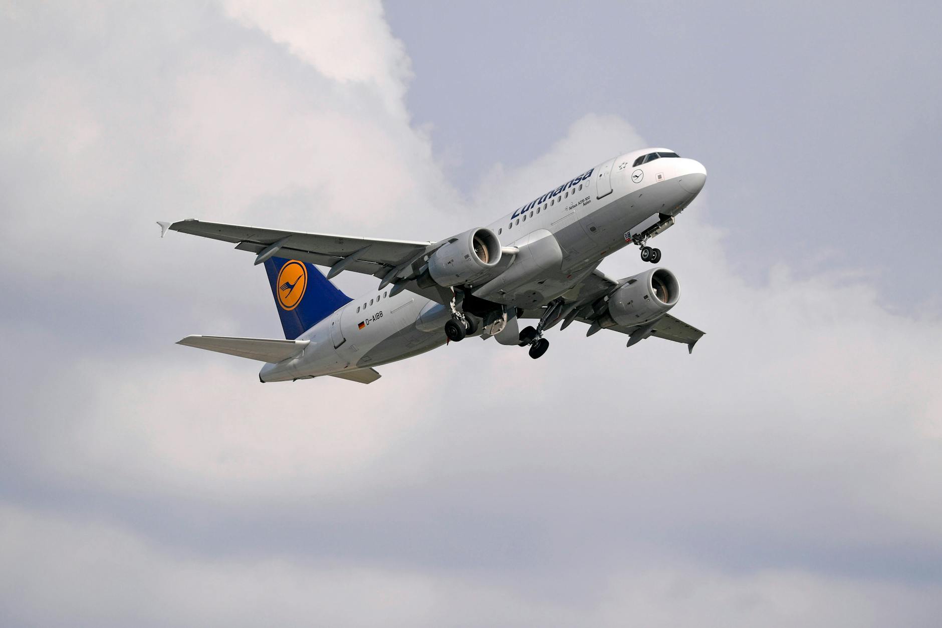 Geht es nach den Grünen, geht's für diesen Flieger der Lufthansa nur noch auf Mittel- oder Langstreckenreisen.