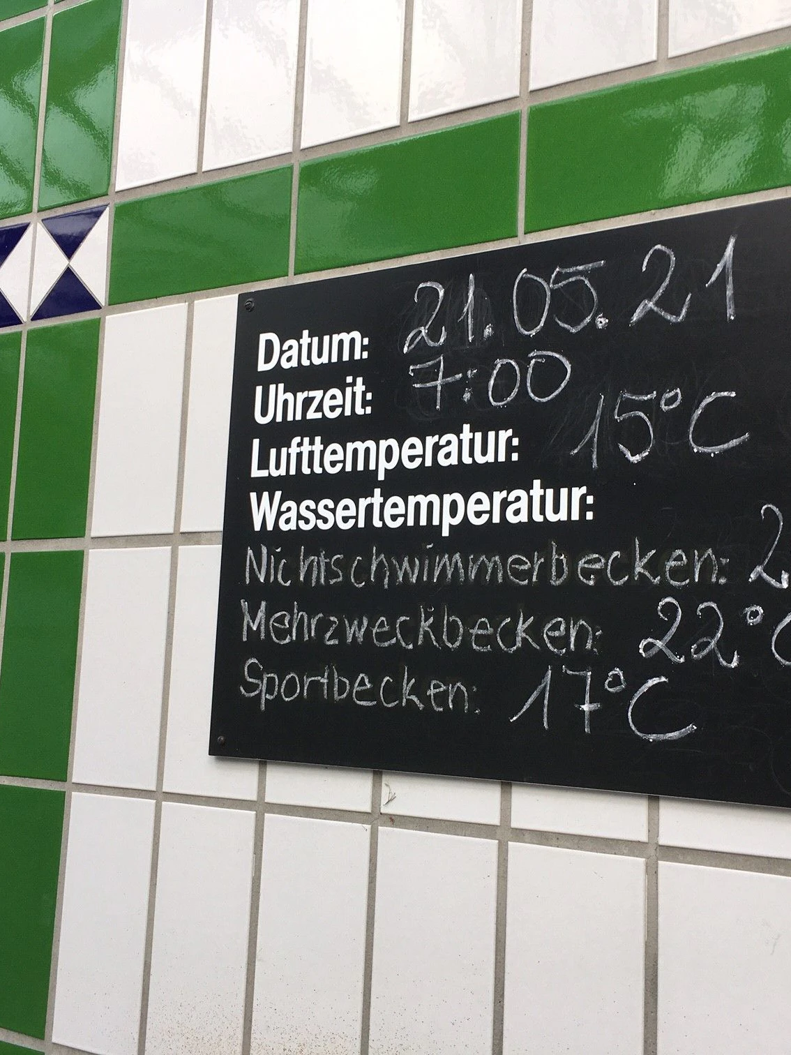 Ein Schild am Eingang verrät, wie warm das Wasser in den Becken ist. Oder wie kalt.