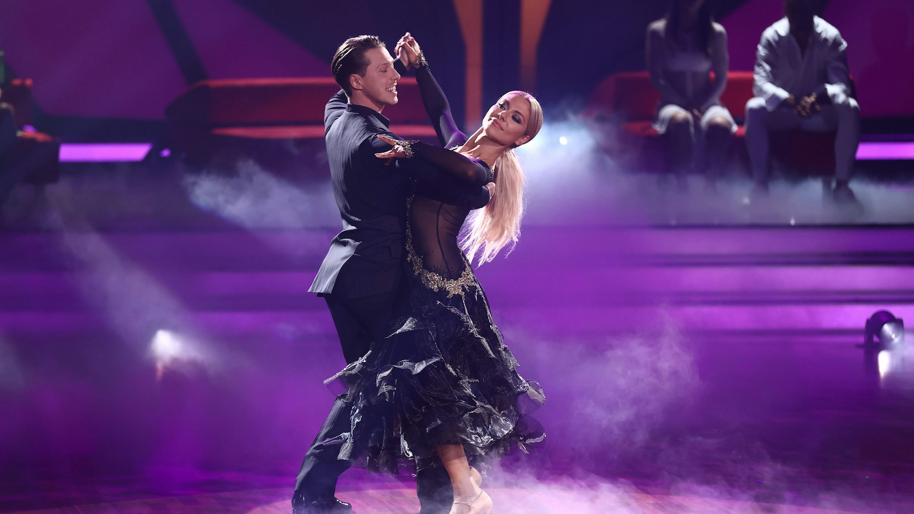 Schauspielerin Valentina Pahde und Profitänzer Valentin Lusin bekommen 26 Punkte für ihren Langsamen Walzer.