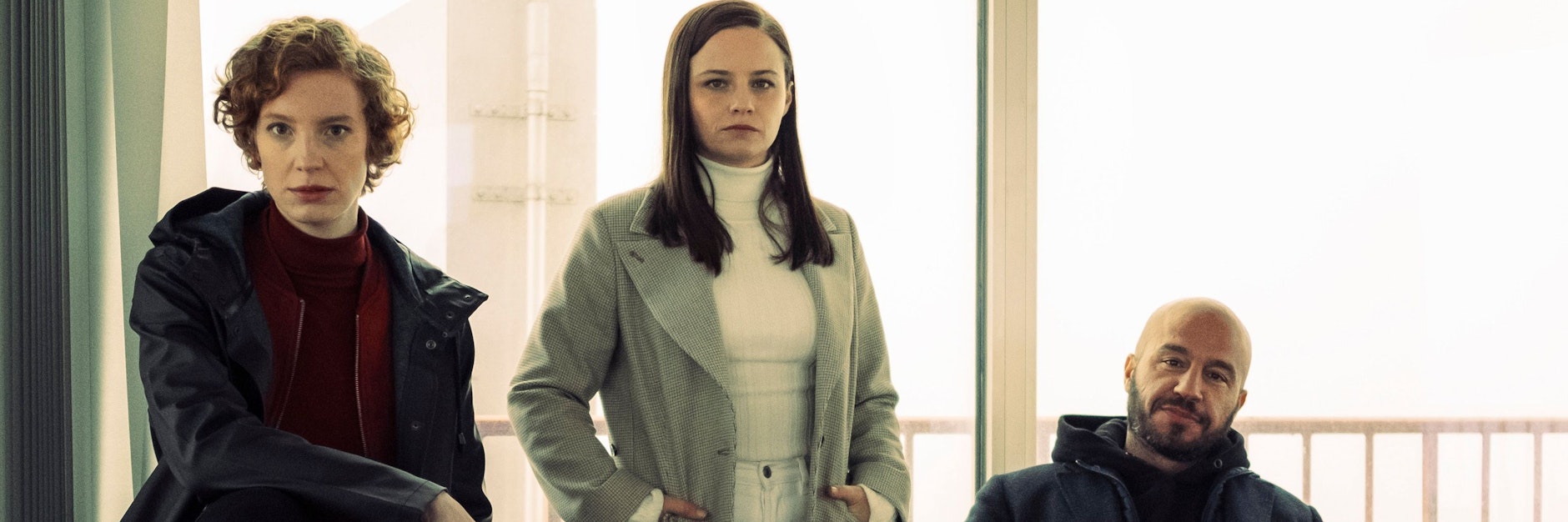 Neues Ermittler-Team im Bremer Tatort: Linda Selb (Luise Wolfram, links), Liv Moormann (Jasna Fritzi Bauer, Mitte) und Mads Andersen (Dar Salim, rechts) müssen im „Tatort: Neugeboren“ erst zueinander finden.