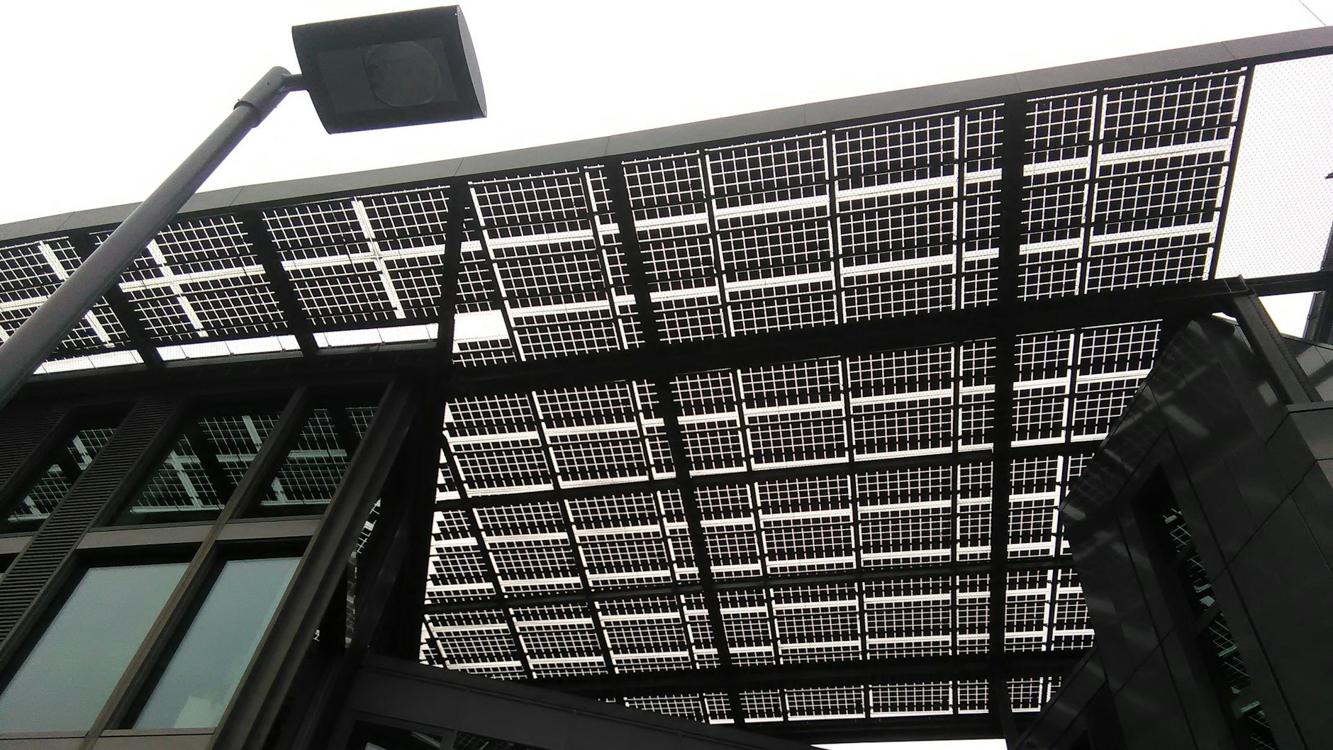 Für den Einsatz von Solarmodulen bei Bauten bieten sich viele Möglichkeiten an. Hier ein Solardach auf der ehemaligen Fabrik von Solon im Berliner Stadtteil Adlershof. Foto: Heiko Schwarzburger