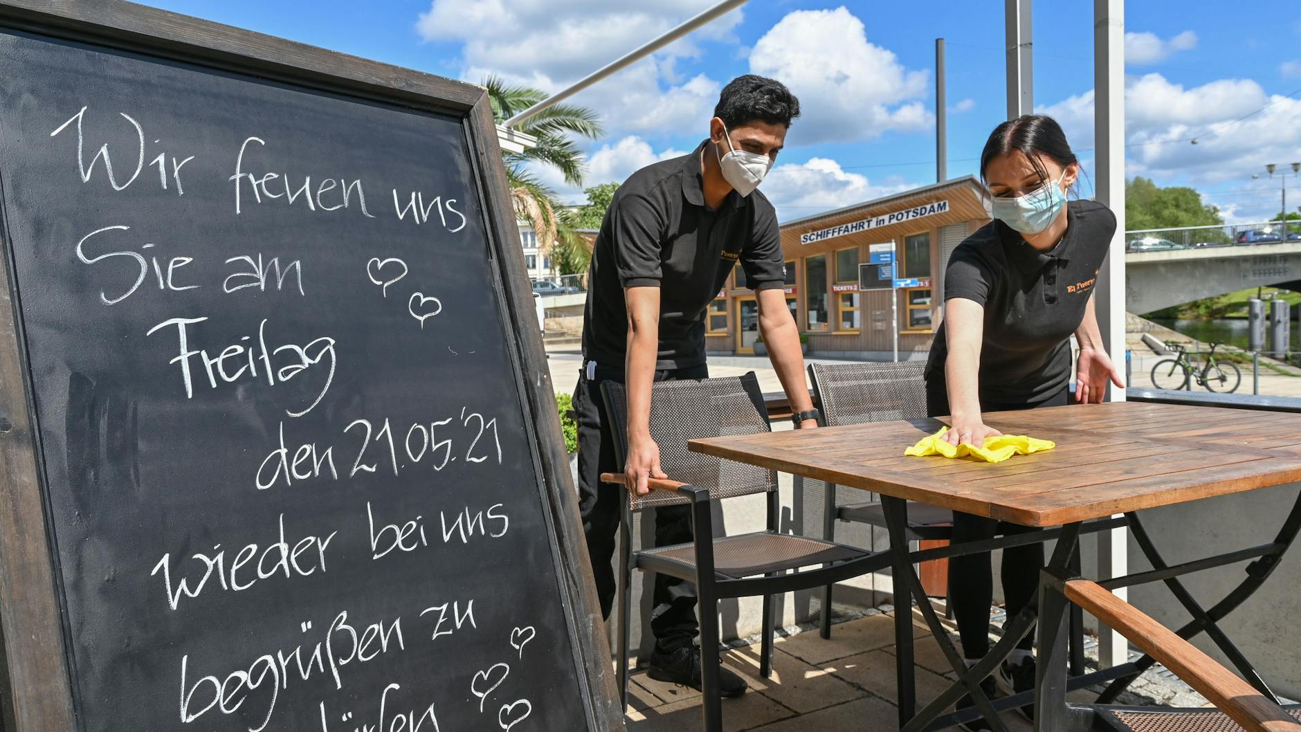 Potsdam: Mitarbeiter des Restaurants El Puerto bereiten Plätze auf der Terrasse für Gäste vor.