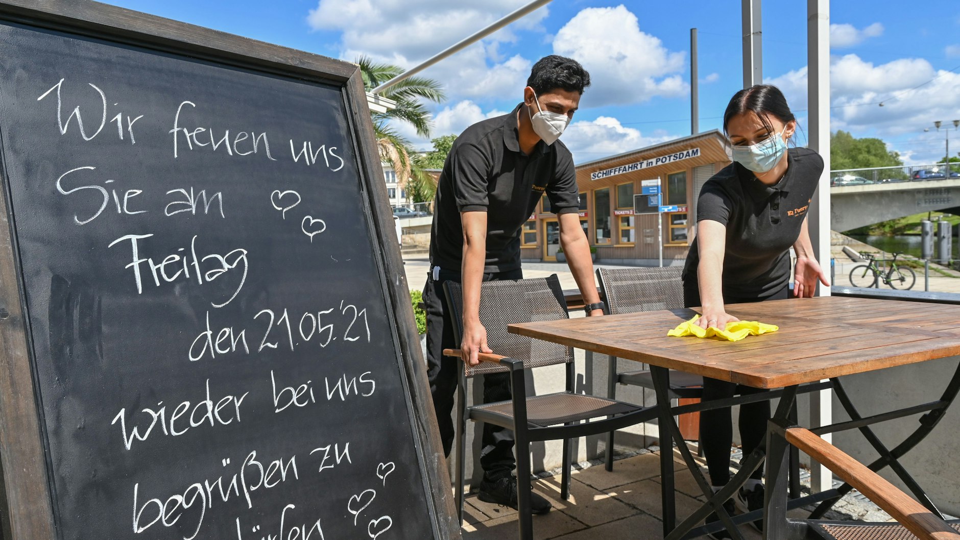 Potsdam: Mitarbeiter des Restaurants El Puerto bereiten Plätze auf der Terrasse für Gäste vor.