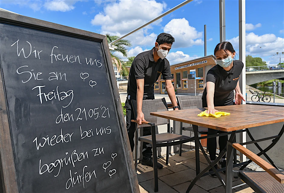 Potsdam: Mitarbeiter des Restaurants El Puerto bereiten Plätze auf der Terrasse für Gäste vor.