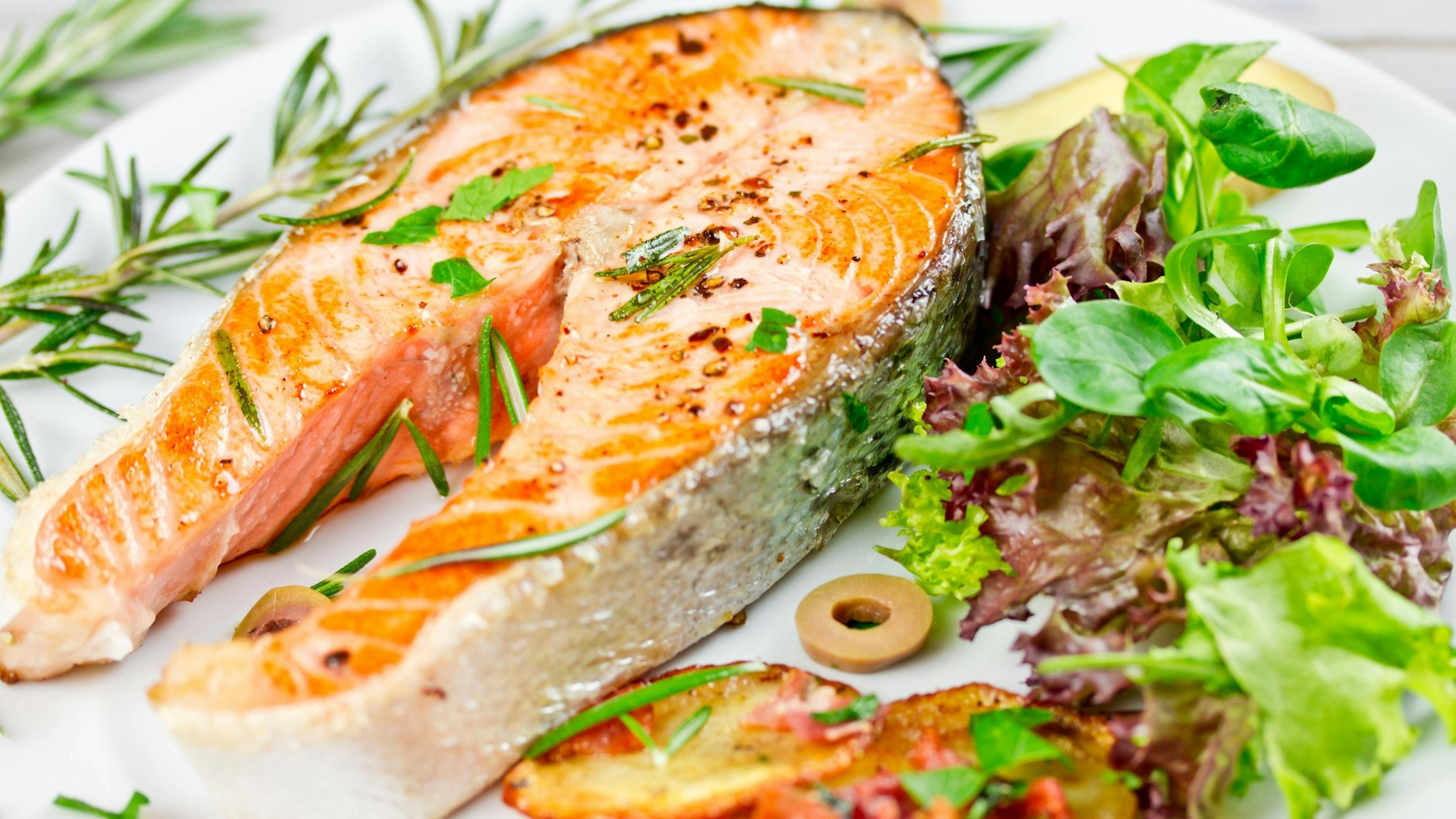 Sie lieben Fisch? Gut so! Denn er gehört zu den Lebensmitteln, die glücklich machen.