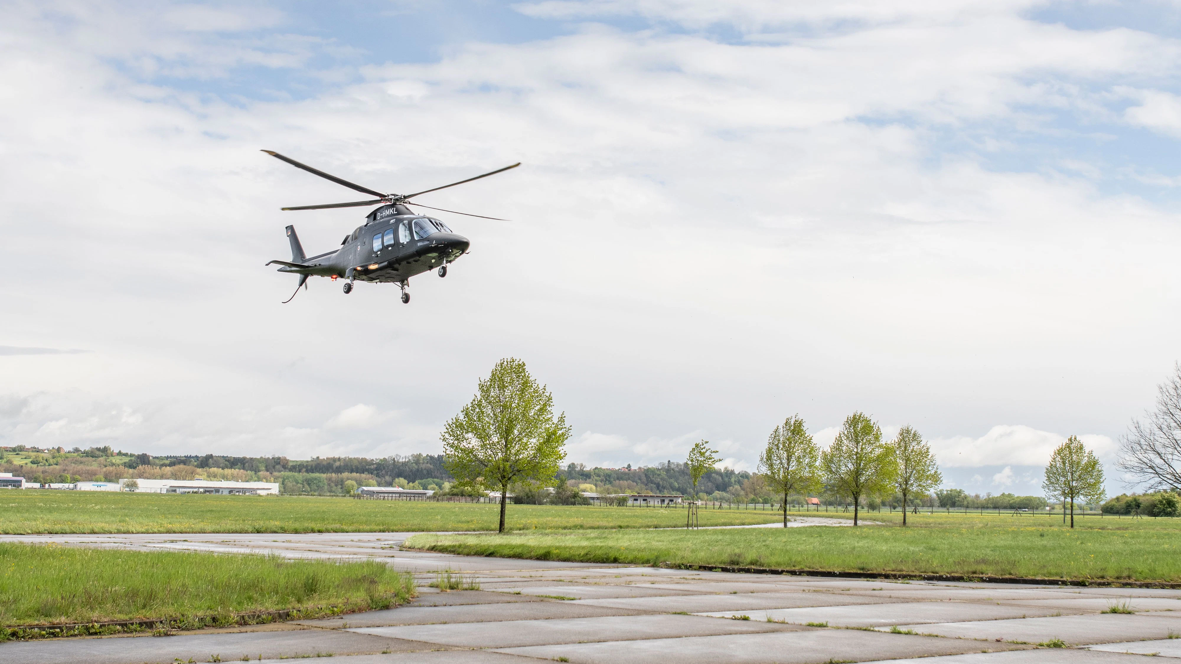 Alte und neue Technik, Verbrenner und Elektromotor: Unternehmer Roland Arnold landet mit seinem Helikopter auf der Teststrecke.