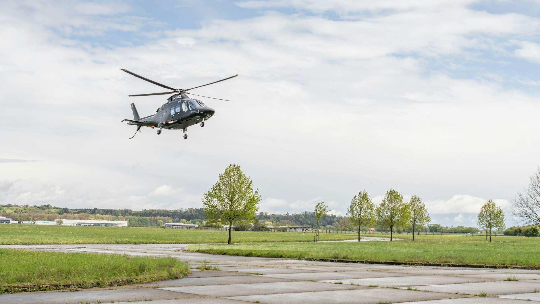 Alte und neue Technik, Verbrenner und Elektromotor: Unternehmer Roland Arnold landet mit seinem Helikopter auf der Teststrecke.
