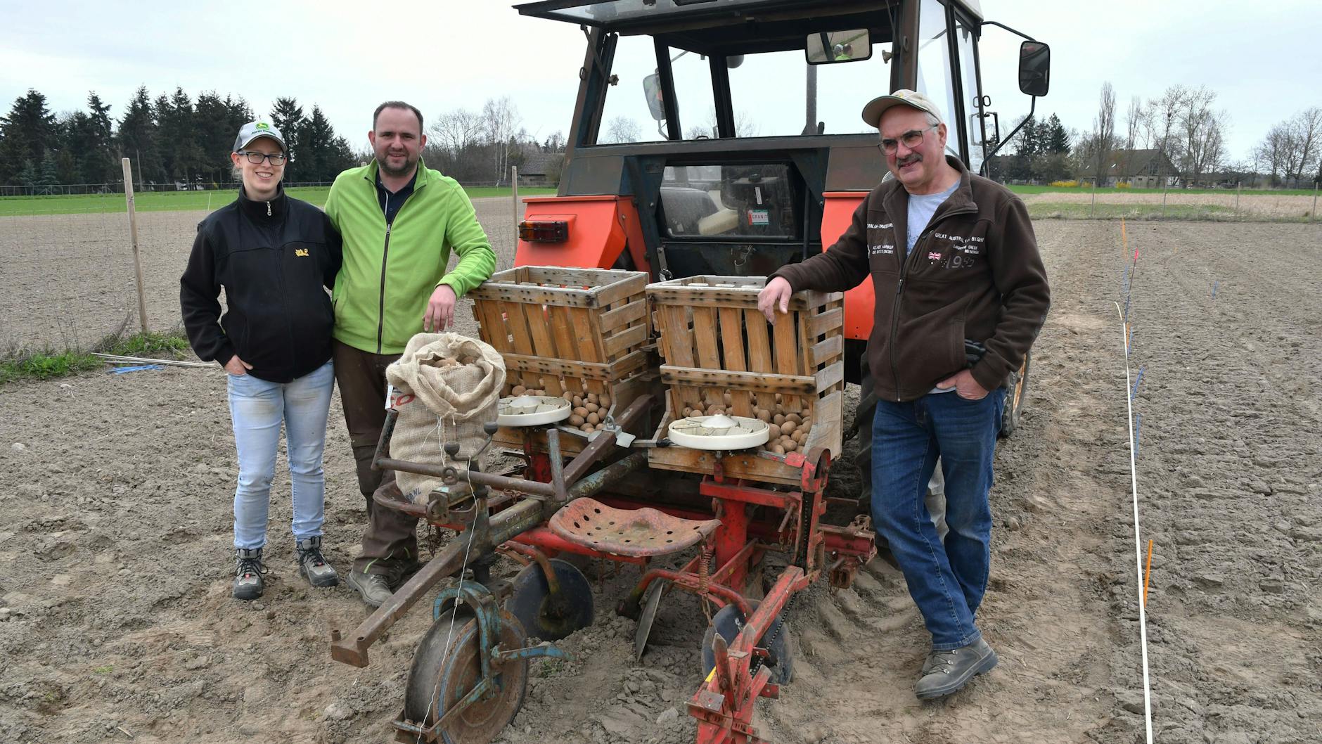 Kartoffeln und Getreide vor den Toren der Stadt. Die Familie Buchholz betreibt seit 1992 Landwirtschaft. Rechts: Vater Arno Buchholz (62); Mitte Martin Buchholz (37) und links Freundin Michaela (31). <br>