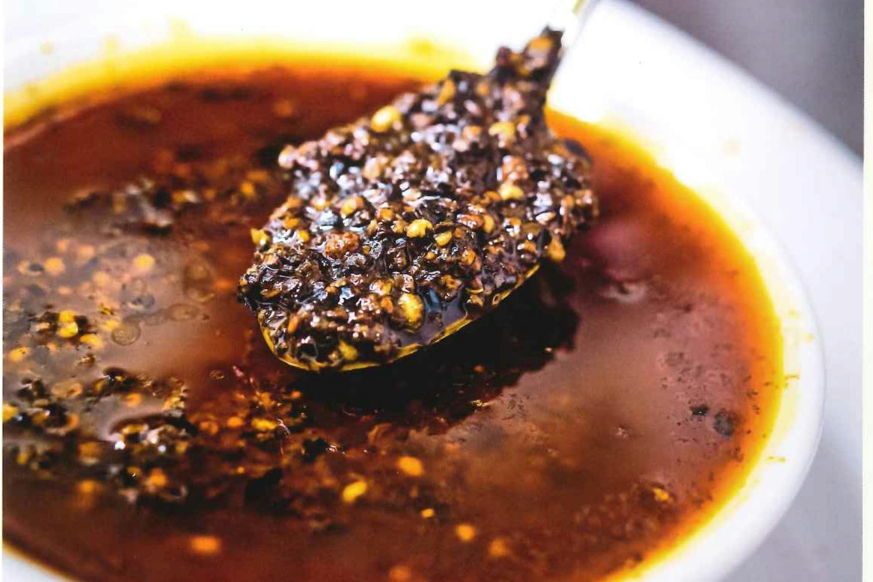 Scharf und zitronig: Ein Glas Szechuan-Chili-Soße gehört in jede Küche.