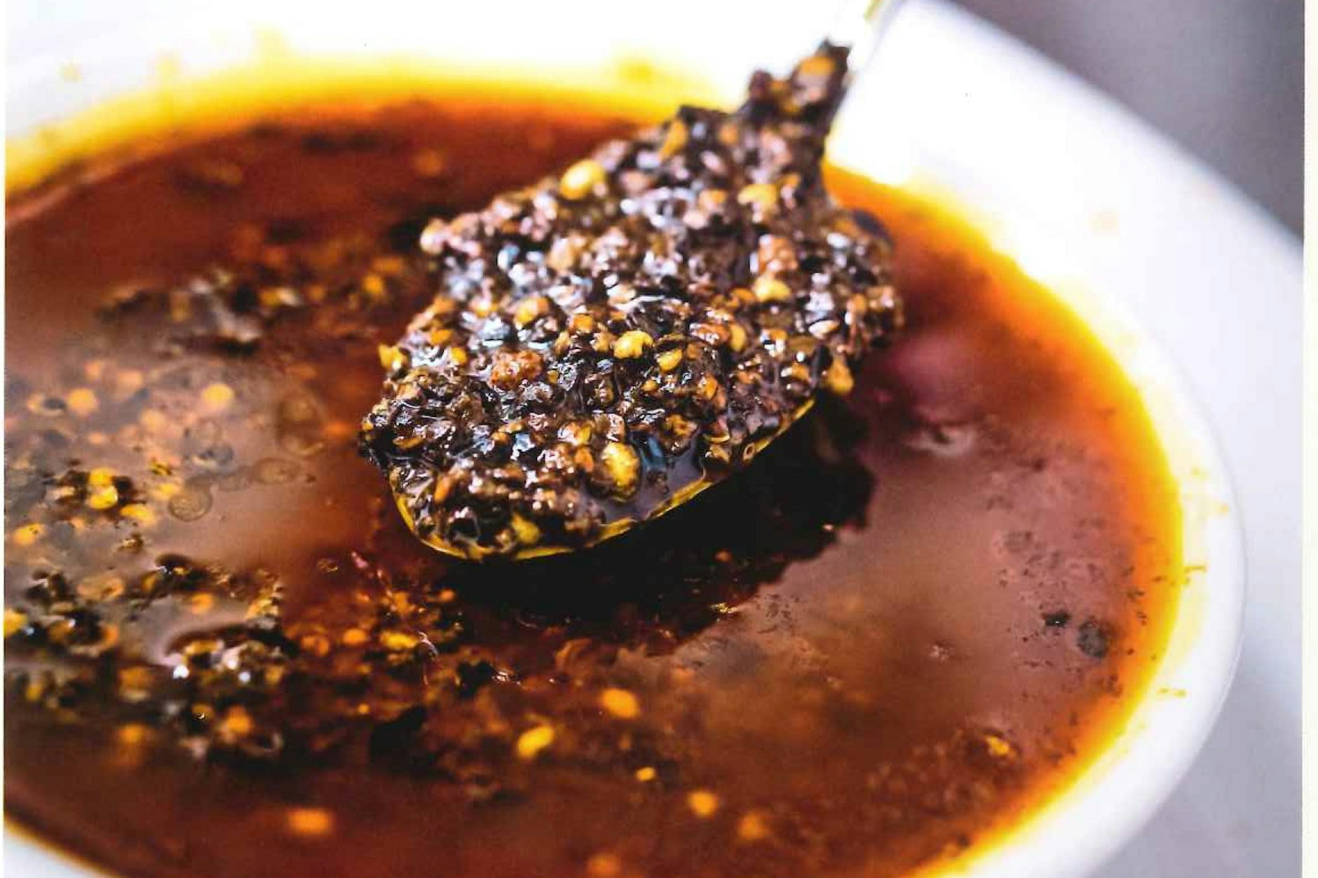 Scharf und zitronig: Ein Glas Szechuan-Chili-Soße gehört in jede Küche.