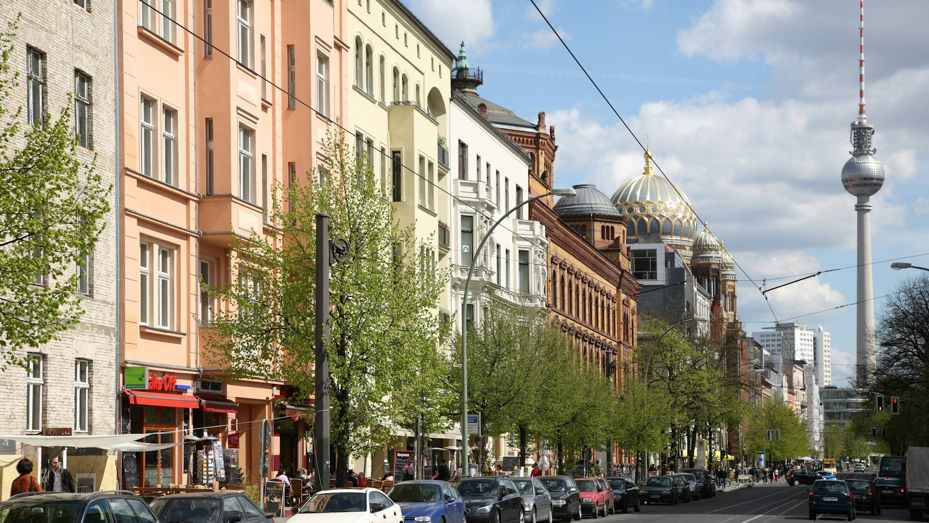 Eine lebendige Mischung von Wohnen, Kultur, Kaufen, abwechslungsreiche Fassaden: Die Oranienburger Straße ist ein Beispiel für eine lebendige europäische Stadt.