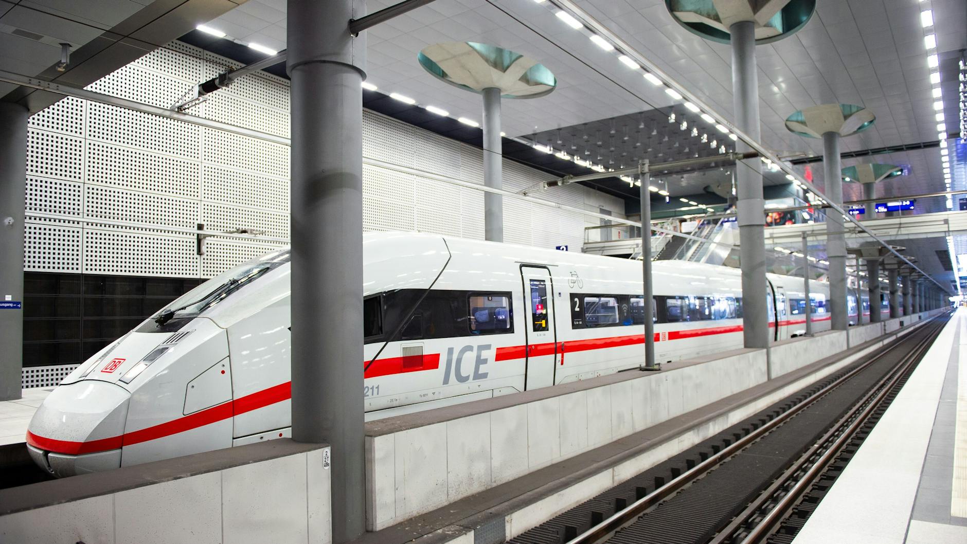 In 15 Meter Tiefe liegt das Untergeschoss des Hauptbahnhofs. Architekt Meinhard von Gerkan hatte eine aufwendig gestaltete Decke geplant. Er klagte – und gewann. Später einigte er sich mit der DB.