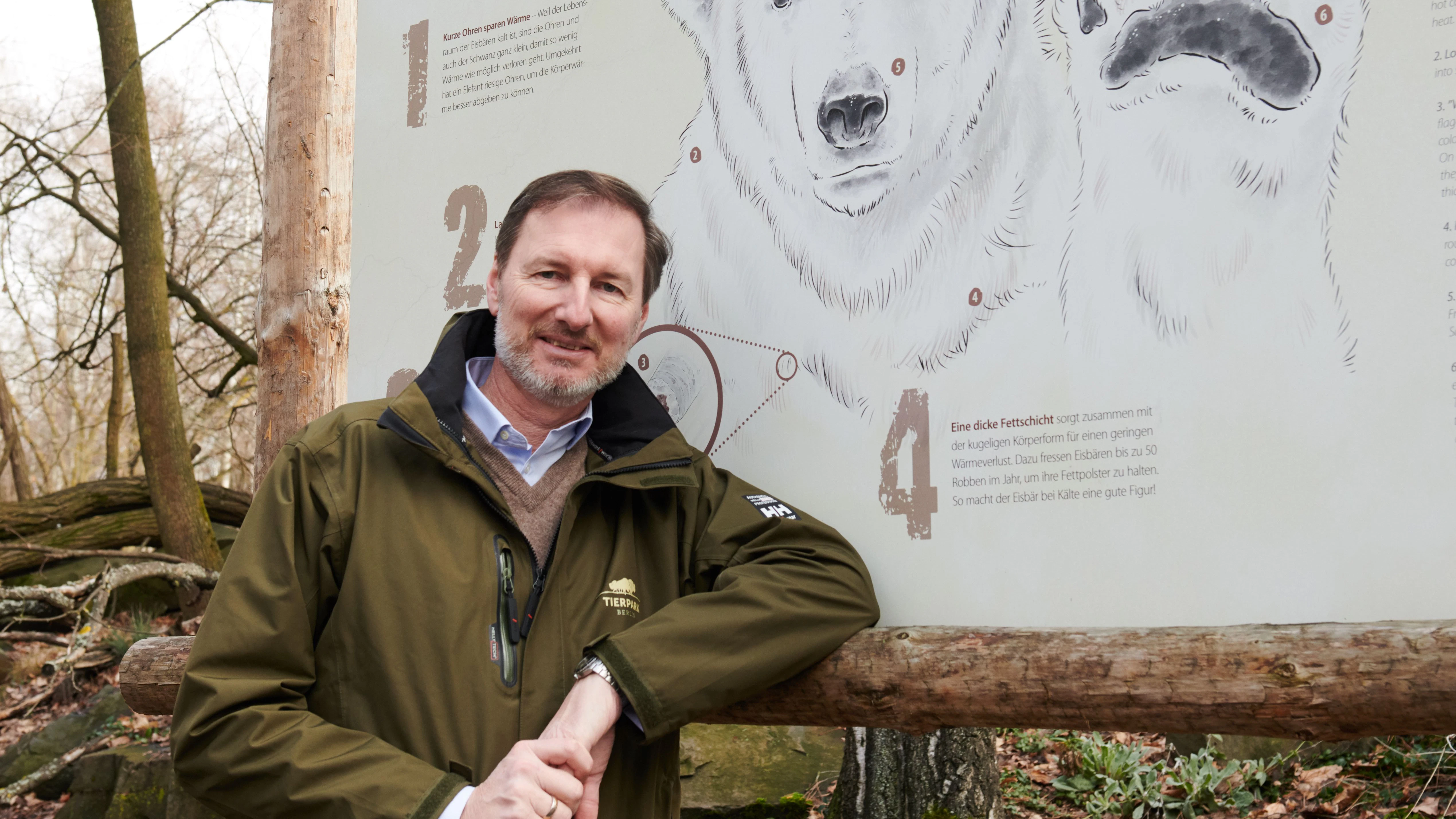 Tierpark-Direktor Andreas Knieriem an der Eisbärenanlage: Er ging den Hinweise über die Unstimmigkeiten im Zuchtbuch von Eisbärmutter Tonja nach.