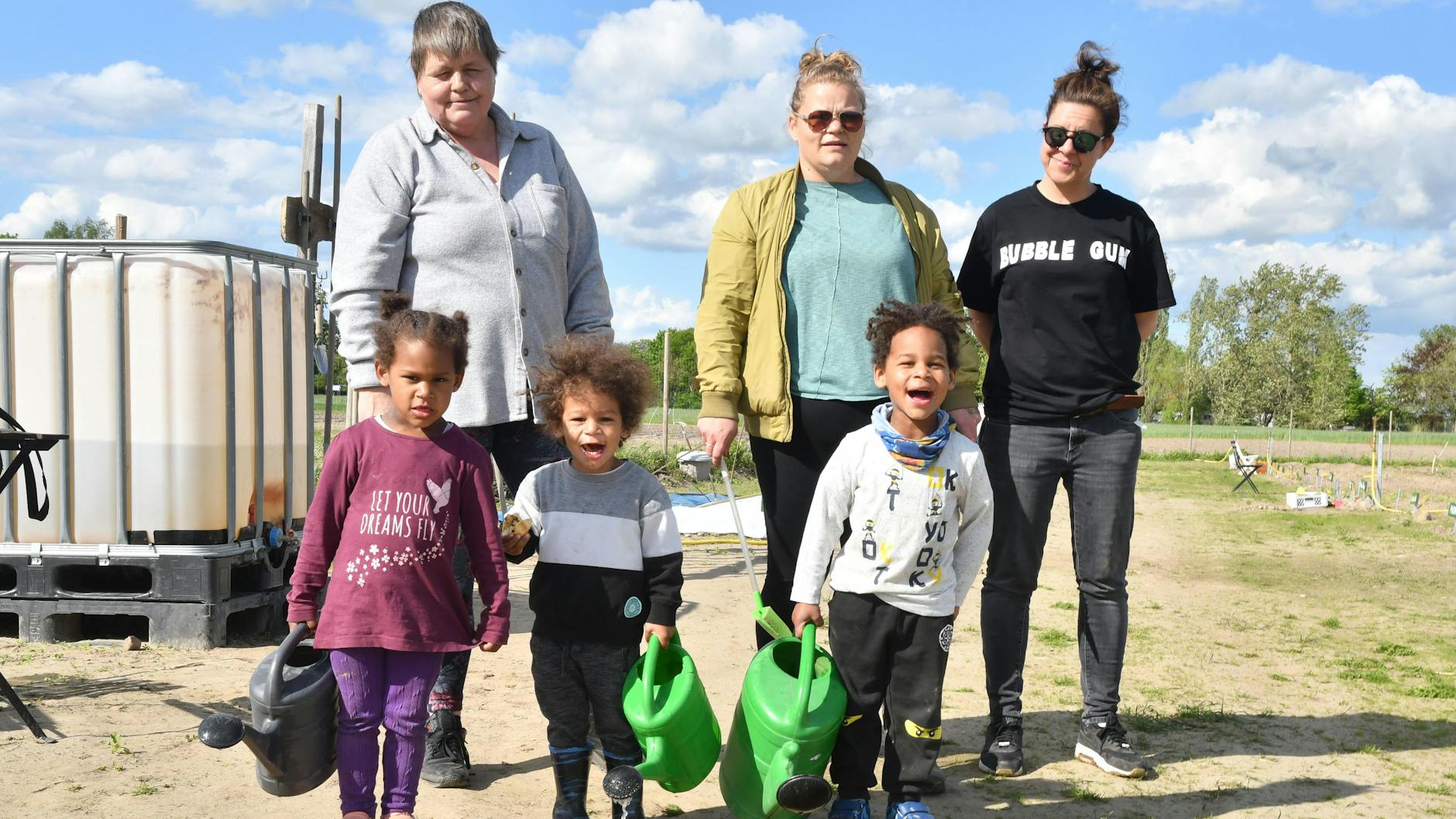 Ab ins Familienbeet: Katrin Großmann (35 Mitte) ist mit ihren Zwillingen Latifa (vorne links) und Latif (3, vorne rechts), dem kleinen Anes (2 Mitte), der Oma Birgit Hanke (61 links hinten ) und der Freundin Sarah Schadow (37 rechts hintere Reihe) von dem kleinen Garten ganz begeistert. <br>