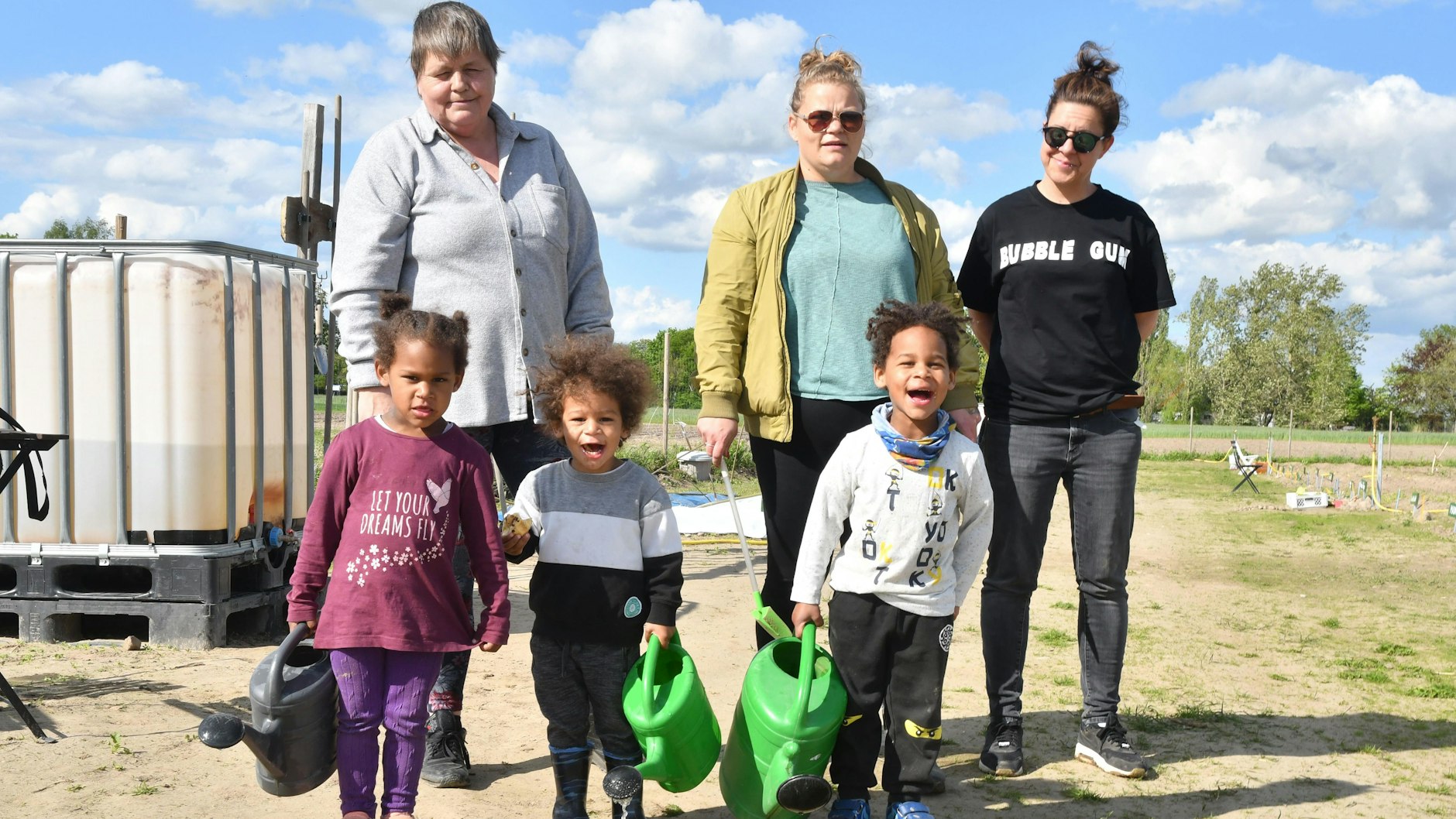 Ab ins Familienbeet:&nbsp;Katrin Großmann (35 Mitte) ist mit ihren Zwillingen Latifa (vorne links)  und Latif (3, vorne rechts), dem kleinen Anes (2 Mitte), der Oma Birgit Hanke (61 links hinten ) und der Freundin Sarah Schadow (37 rechts hintere Reihe) von dem kleinen Garten ganz begeistert.&nbsp;<br>