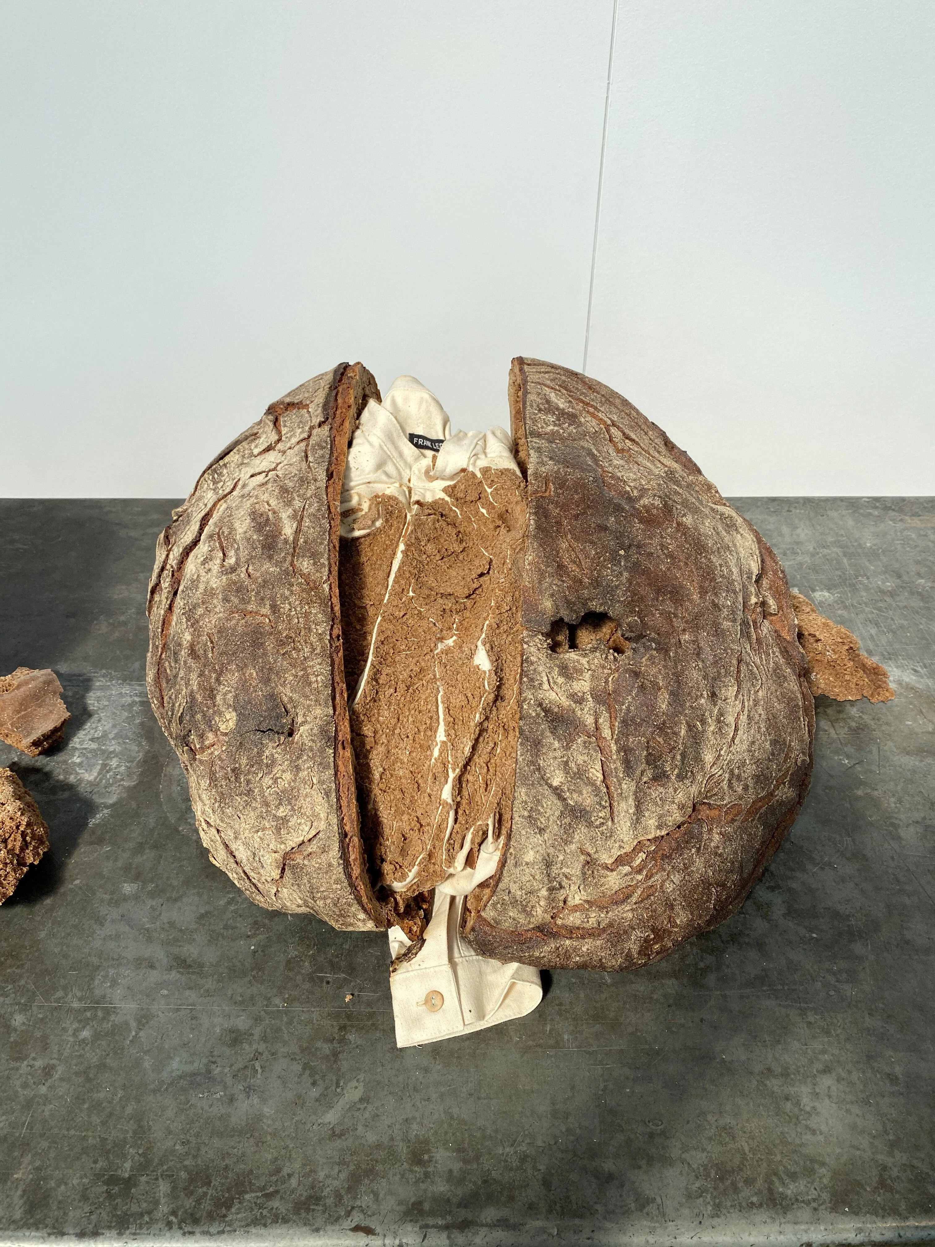 Kunst oder Klamotte? Frank Leders Brot hat eine textile Füllung.<br>