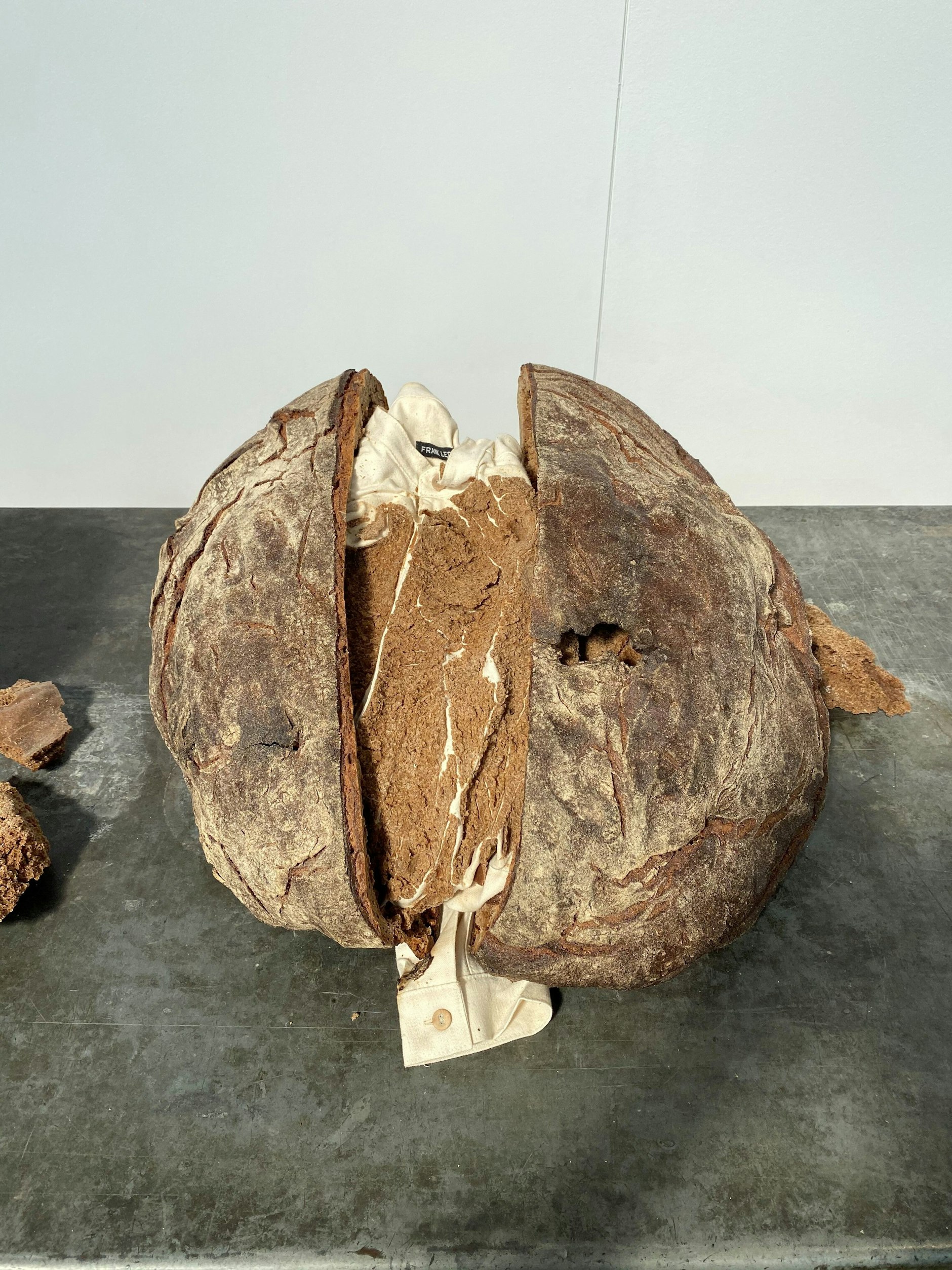 Kunst oder Klamotte? Frank Leders Brot hat eine textile Füllung.<br>