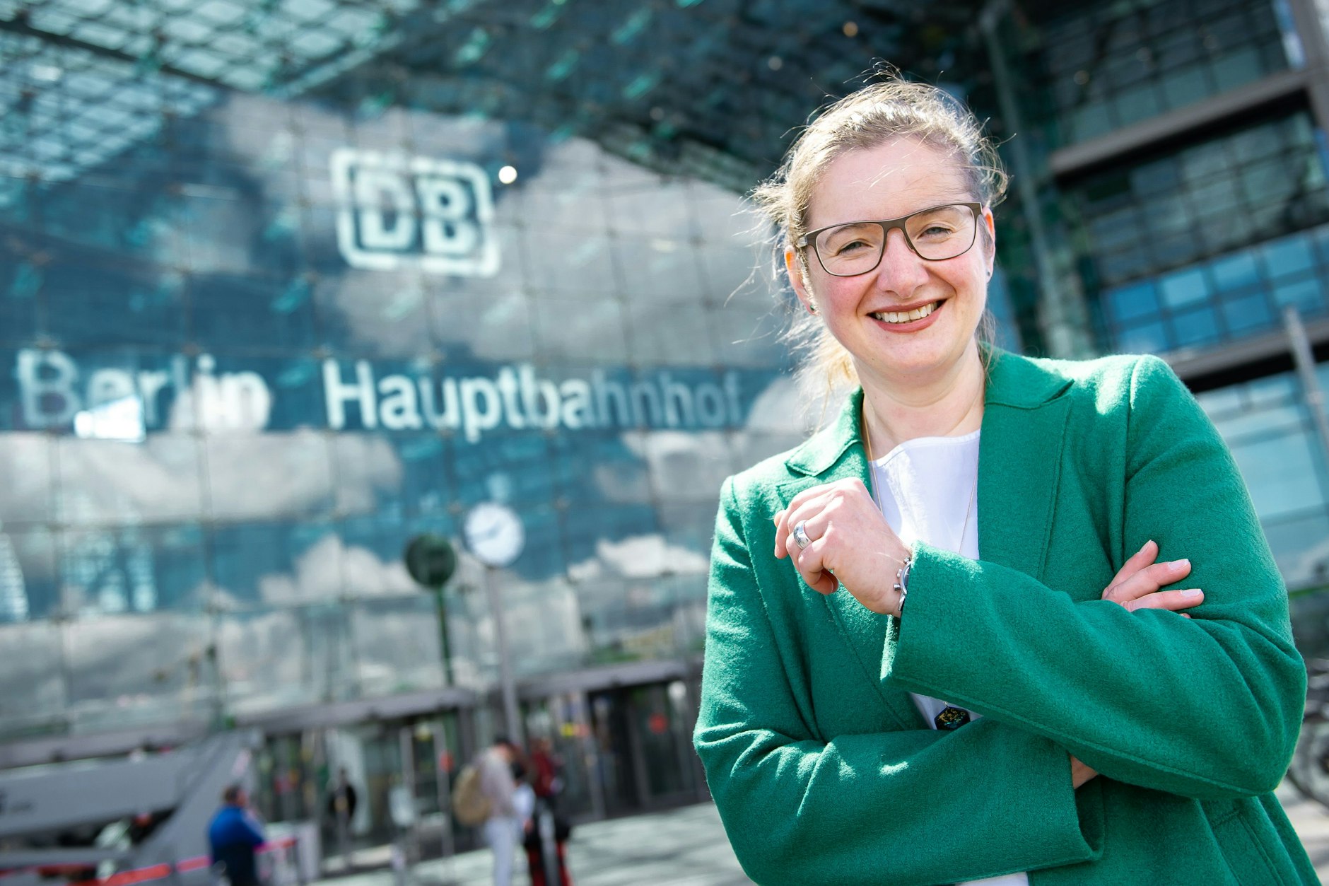 Seit 2019 ist sie Chefin der Berliner Fernverkehrsbahnhöfe. Cornelia Kadatz, Tochter eines Eisenbahners, vor dem Hauptbahnhof.&nbsp;