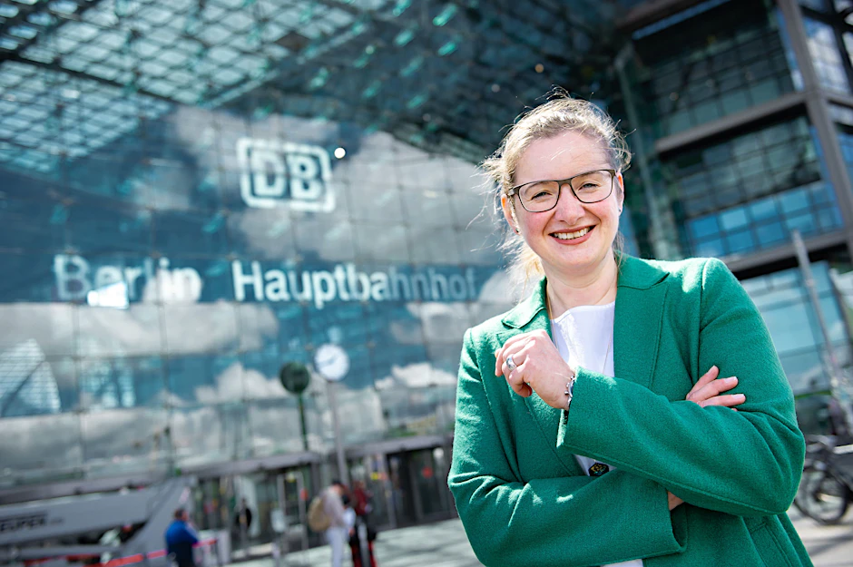 Seit 2019 ist sie Chefin der Berliner Fernverkehrsbahnhöfe. Cornelia Kadatz, Tochter eines Eisenbahners, vor dem Hauptbahnhof.&nbsp;