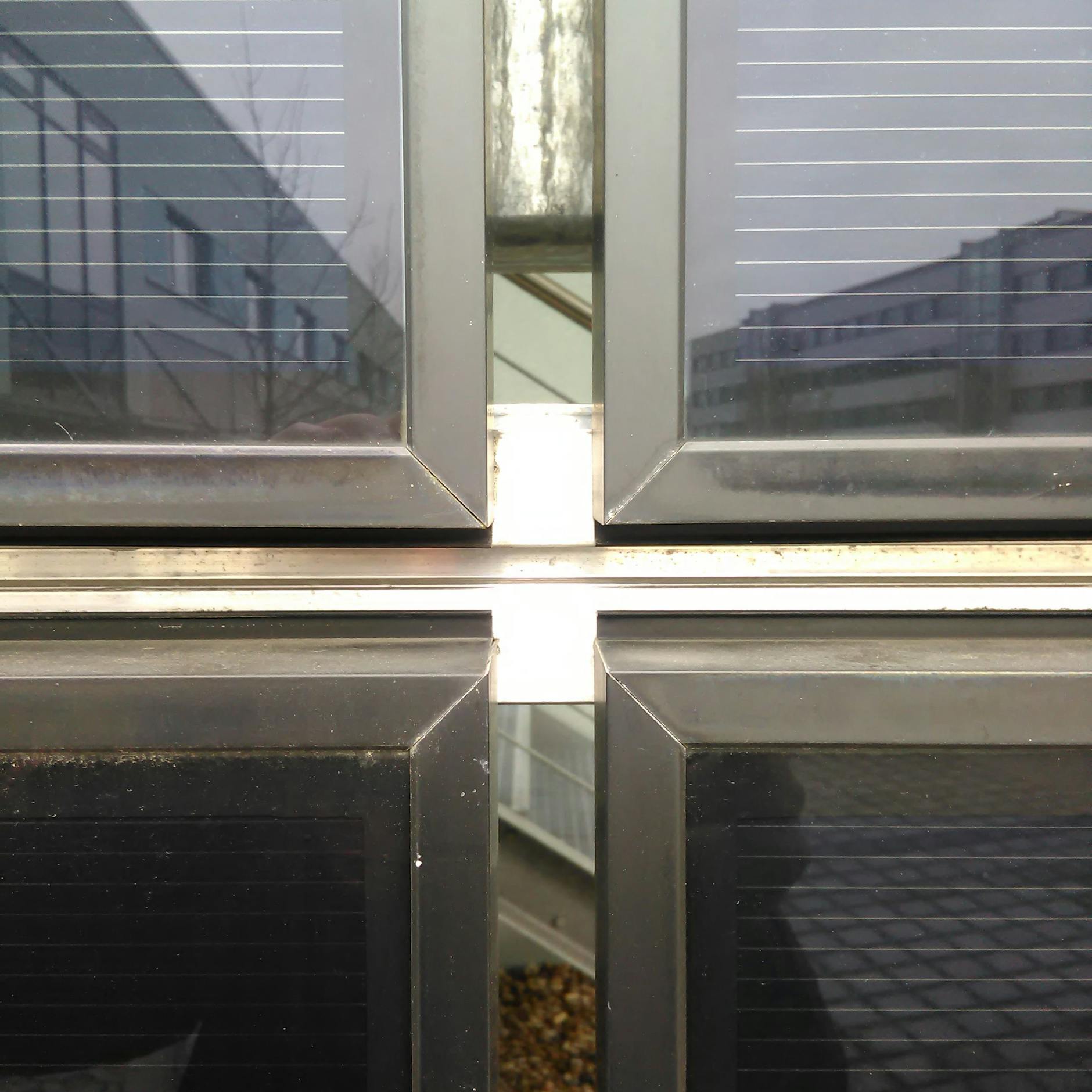 Detail einer Solarfassade in Adlershof. Sie besteht aus Dünnschichtmodulen mit verstärktem Rahmen.