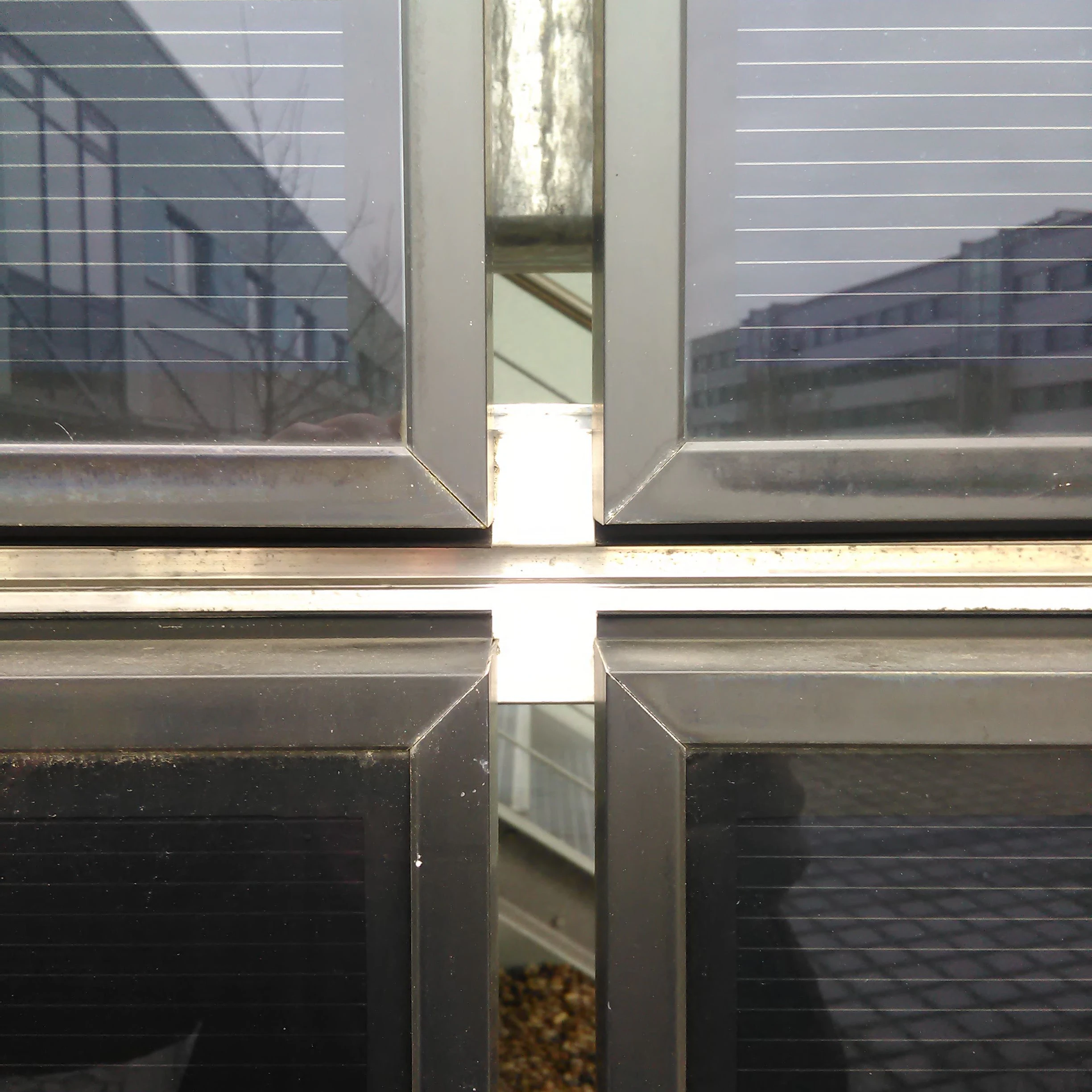 Detail einer Solarfassade in Adlershof. Sie besteht aus Dünnschichtmodulen mit verstärktem Rahmen.