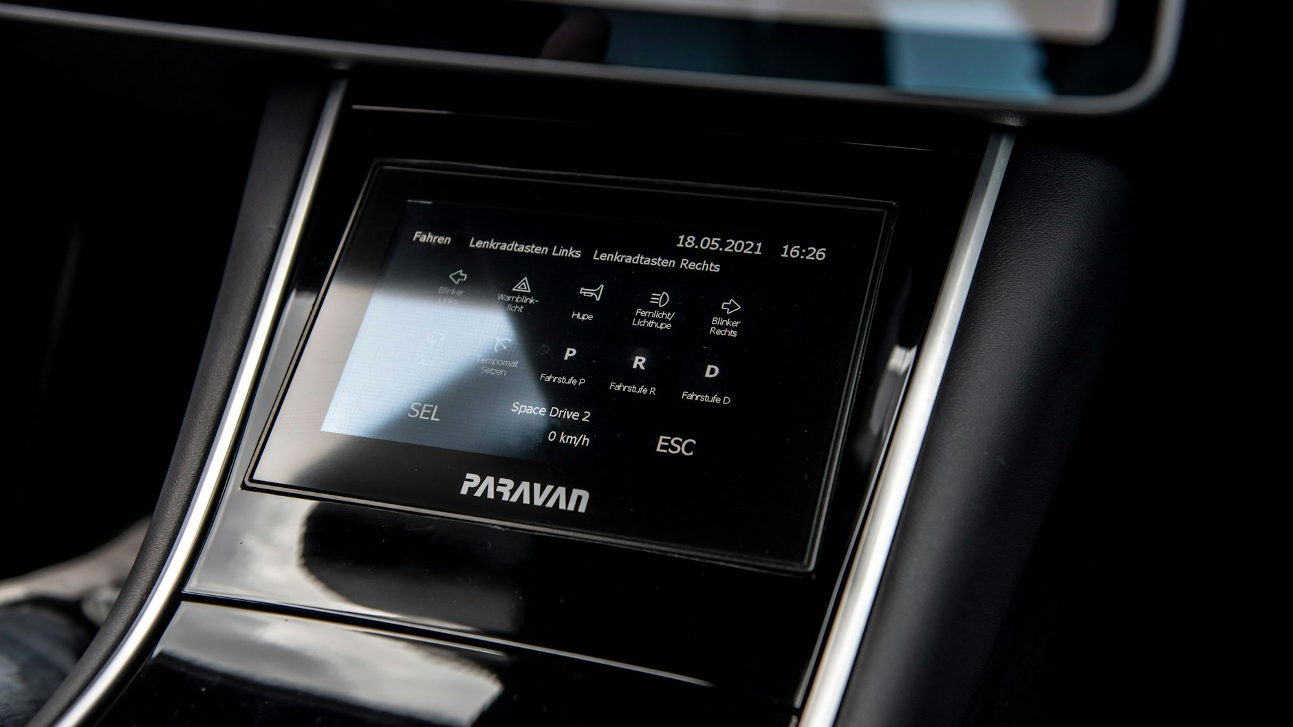 ein Fahrer, sondern ein Computer übernimmt in diesem Tesla die Steuerung. Roland Arnold ist nur Staffage.