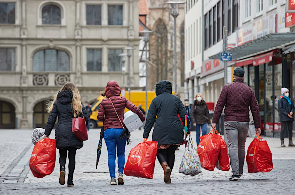 Alles so wie früher? Wenn beim Einkaufen keine Maske mehr getragen werden muss, bedeutet das für viele Menschen eine Erleichterung. Aber leider stellt das auch eine große Gefahr da.