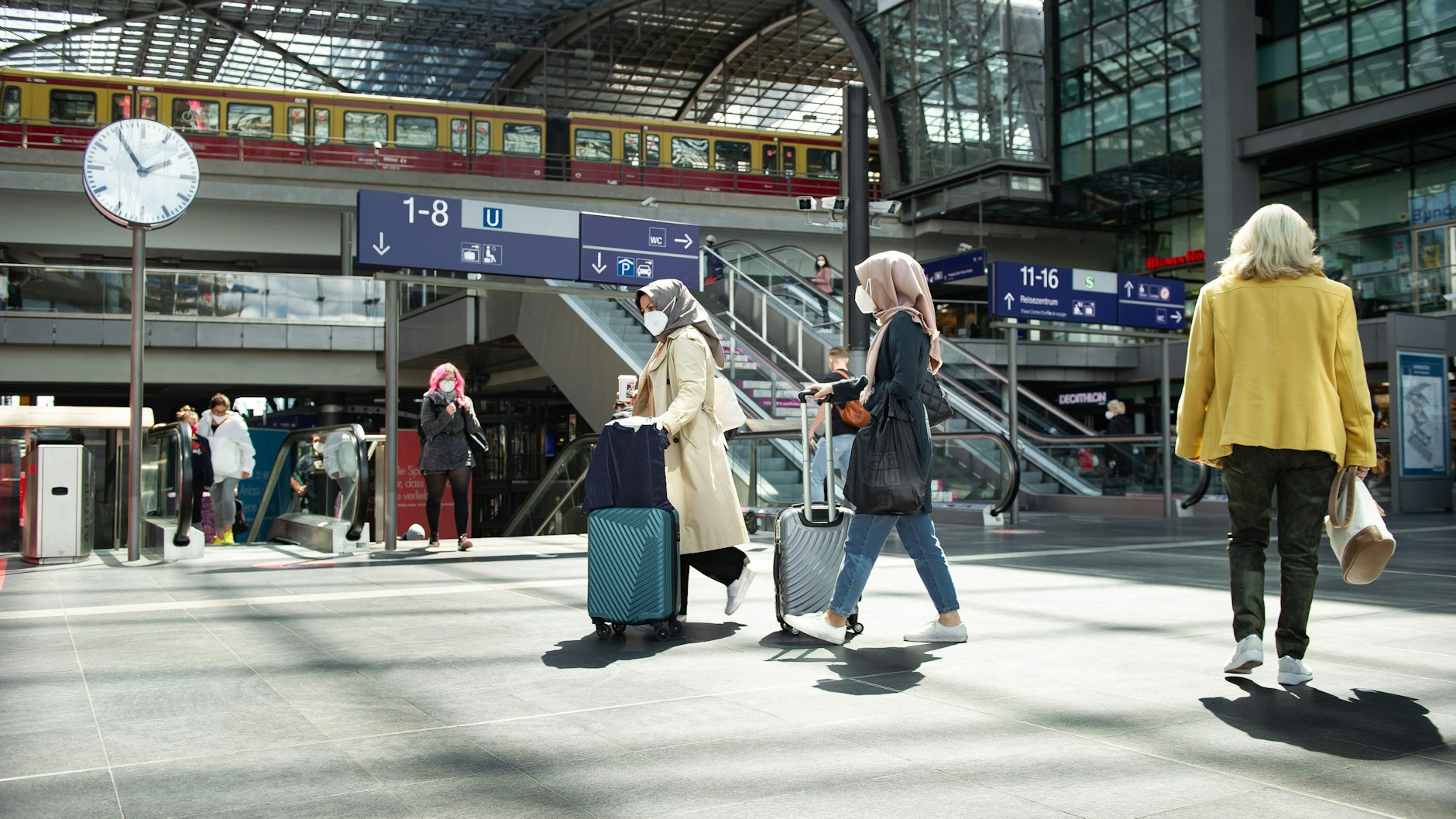 Viel Licht – aber auch lange Umsteigewege. Zwischen den sechs oberen und acht unteren Gleisen liegen 25 Meter Höhenunterschied.