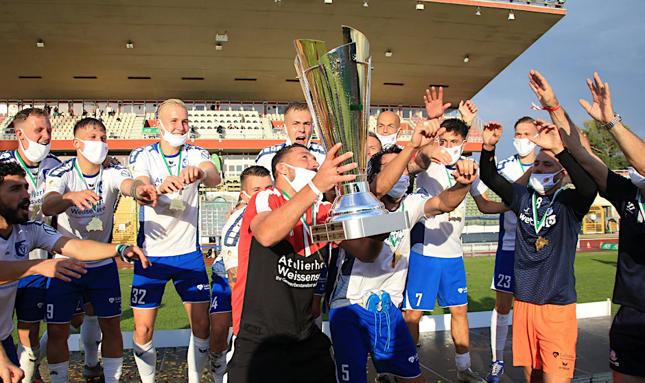 Altglienickes Co-Trainer Torsten Mattuschka hält den Cup im August 2020 in den Händen. Am Sonnabend steigen die beiden Halbfinalspiele um den Berliner Landespokal. Doch ob die Ergebnisse zählen, steht noch nicht fest.&nbsp;