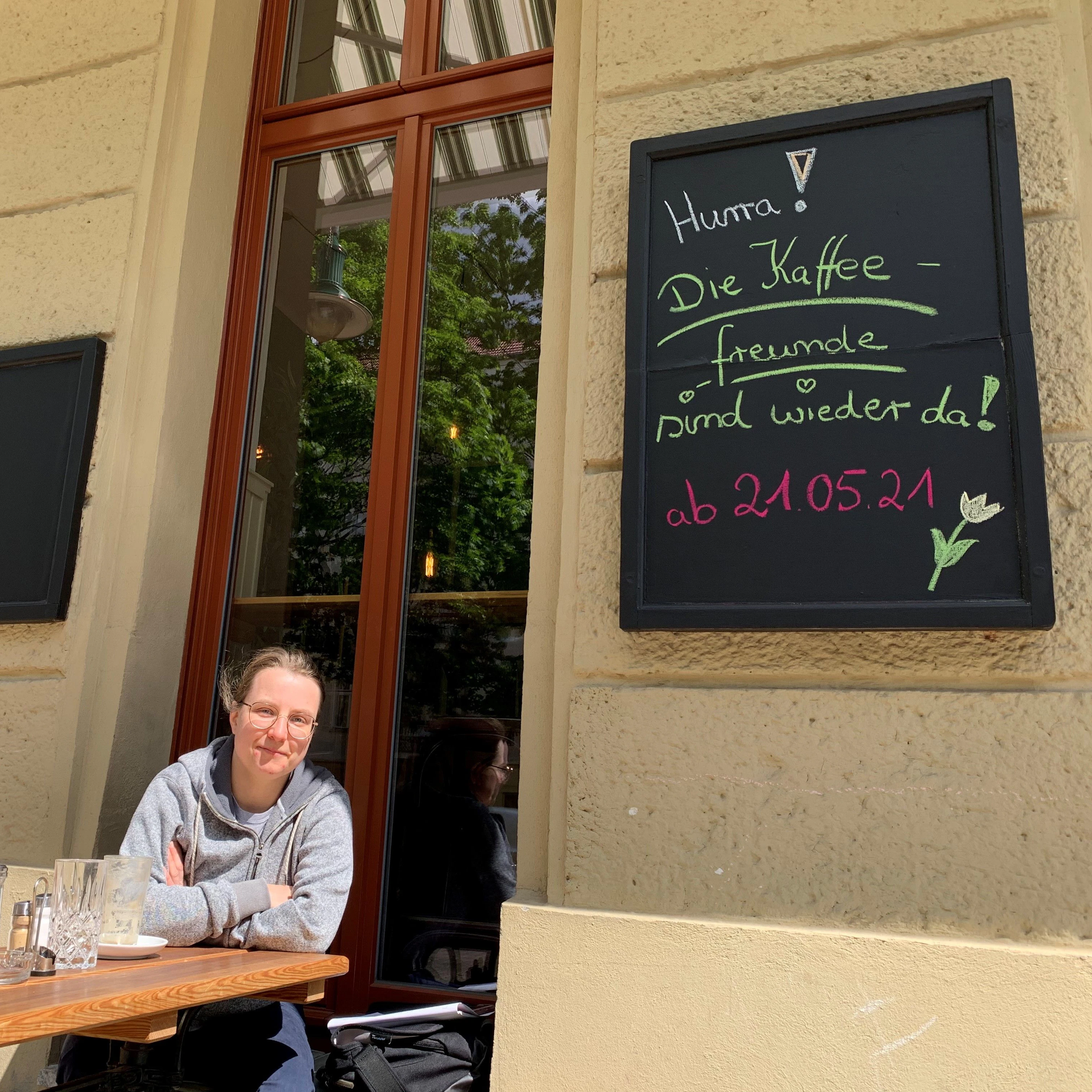 Endlich mal frei: Ärztin Doreen Reinbacher genießt den ersten Besuch in einem Café.