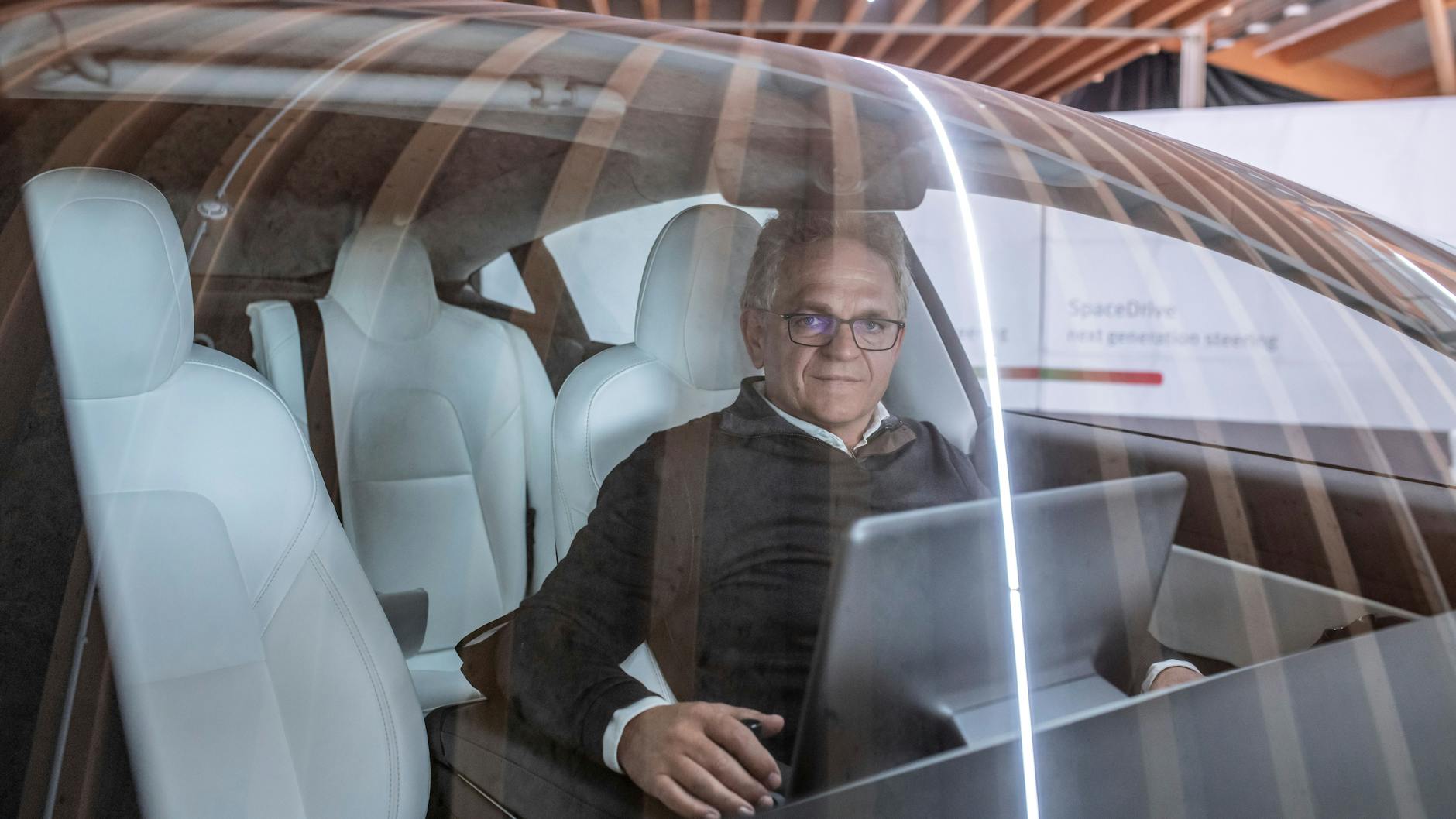 Kein Lenkrad, kein Gaspedal: Roland Arnold hat ein Lenksystem für autonomes Fahren erfunden. Will man in Zukunft selbstfahrende Autos auf die Straße bringen muss man Roland Arnold’s Lenkung benutzen.