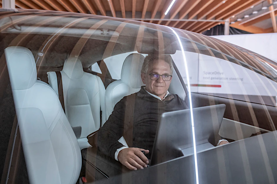 Kein Lenkrad, kein Gaspedal: Roland Arnold hat ein Lenksystem für autonomes Fahren erfunden. Will man in Zukunft selbstfahrende Autos auf die Straße bringen muss man Roland Arnold’s Lenkung benutzen.