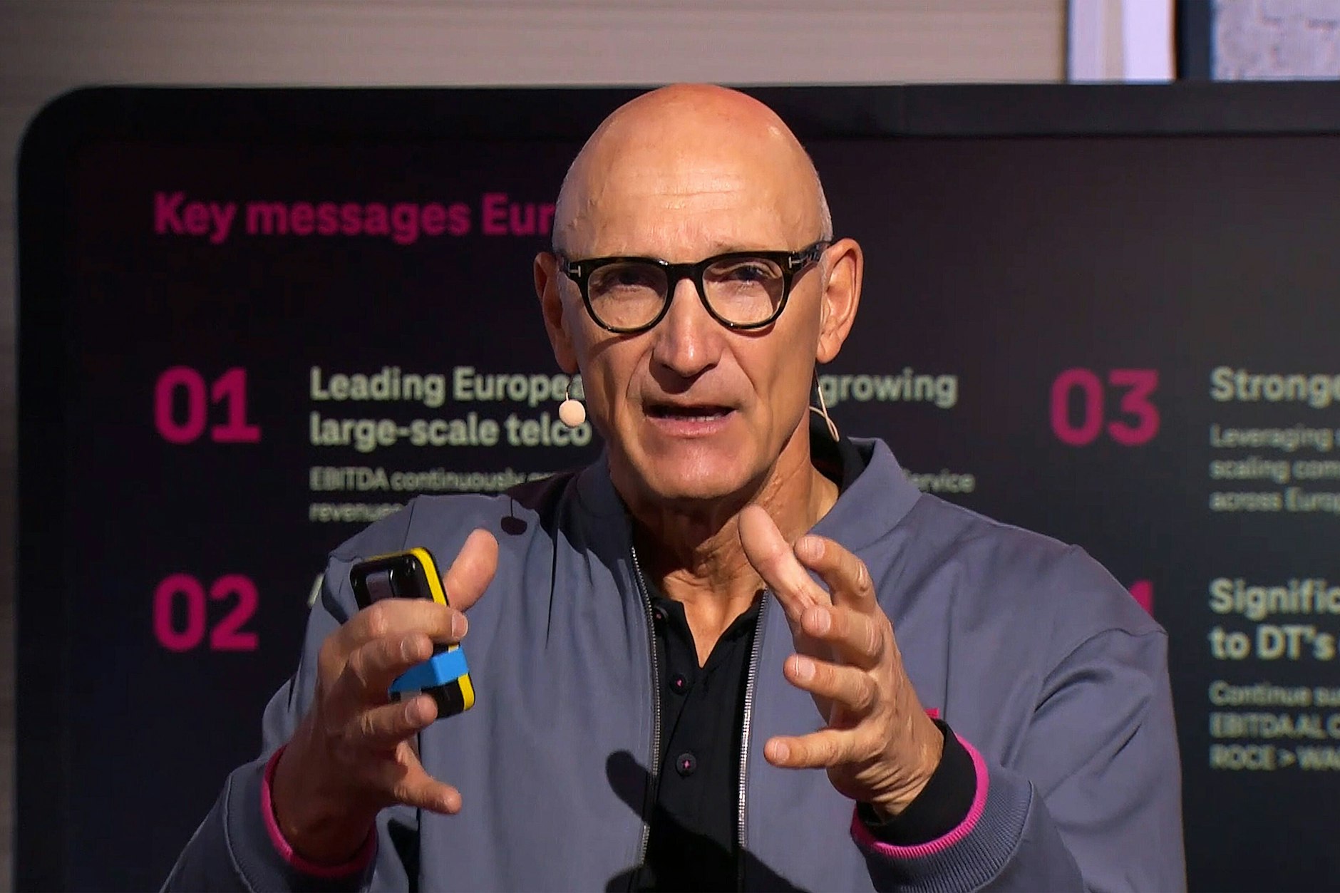 Der Telekom-Vorstandvorsitzende Timotheus Höttges vermisst den Dialog mit den Aktionären, das Fragerecht der Aktionäre bleibt trotzdem eingeschränkt.