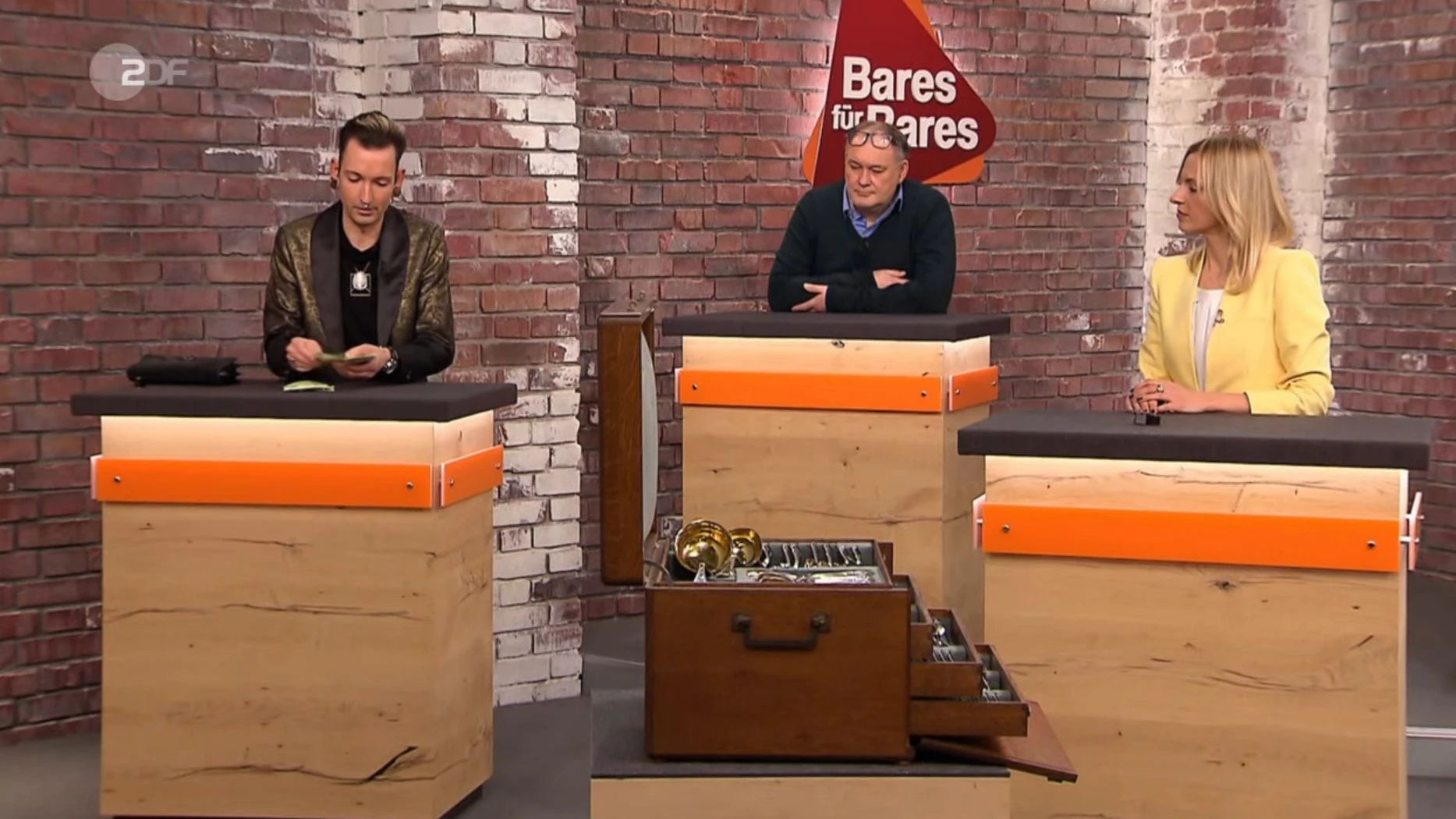 „Bares für Rares“-Händler Fabian Kahl bekommt den Zuschlag für den Besteckkasten.